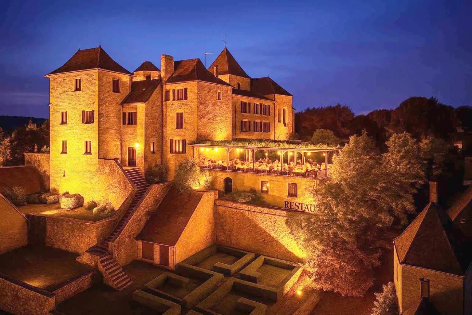 Property building in Château Hôtel La Terrasse - Teritoria