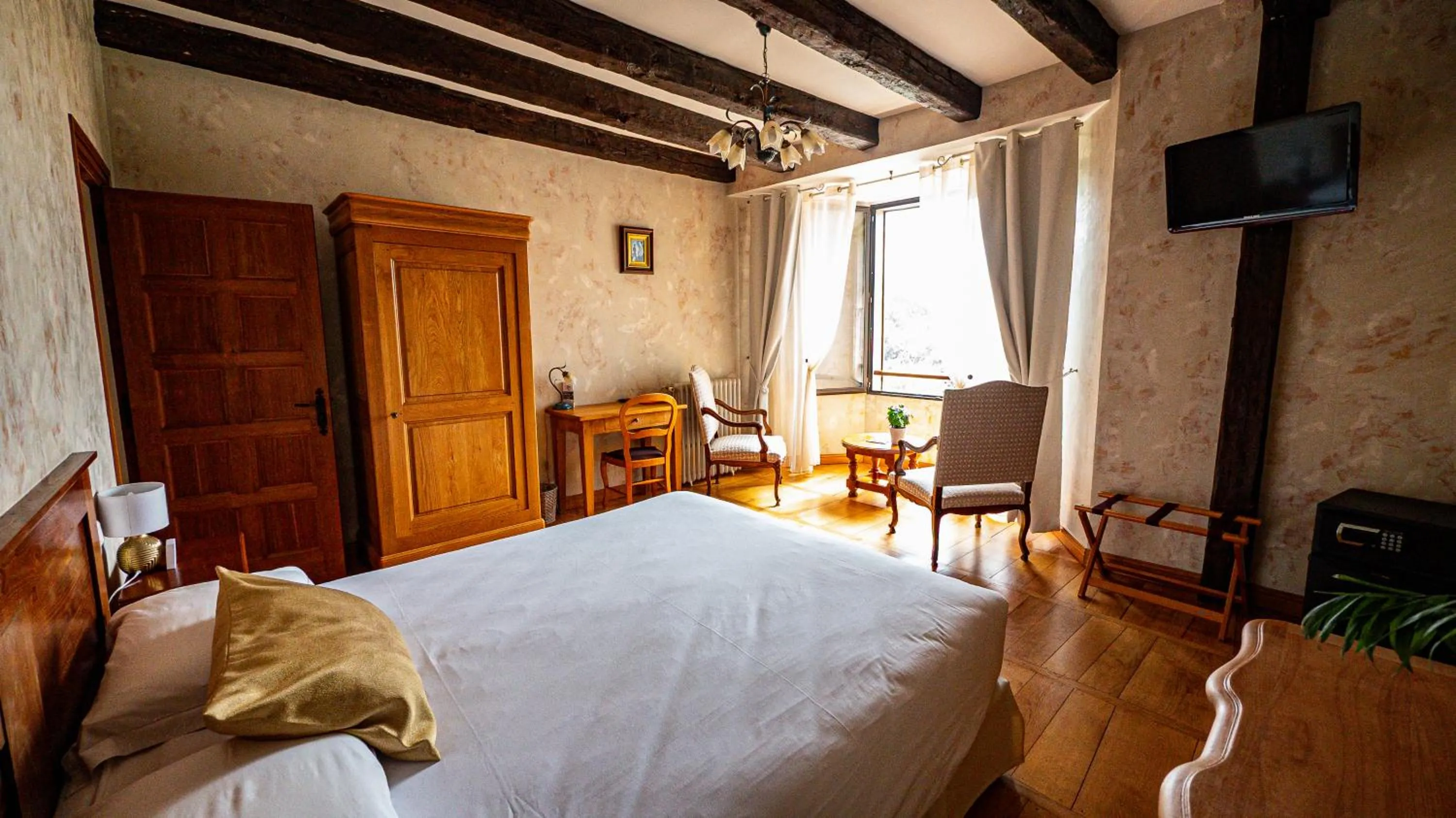 Photo of the whole room, Bed in Château Hôtel La Terrasse - Teritoria