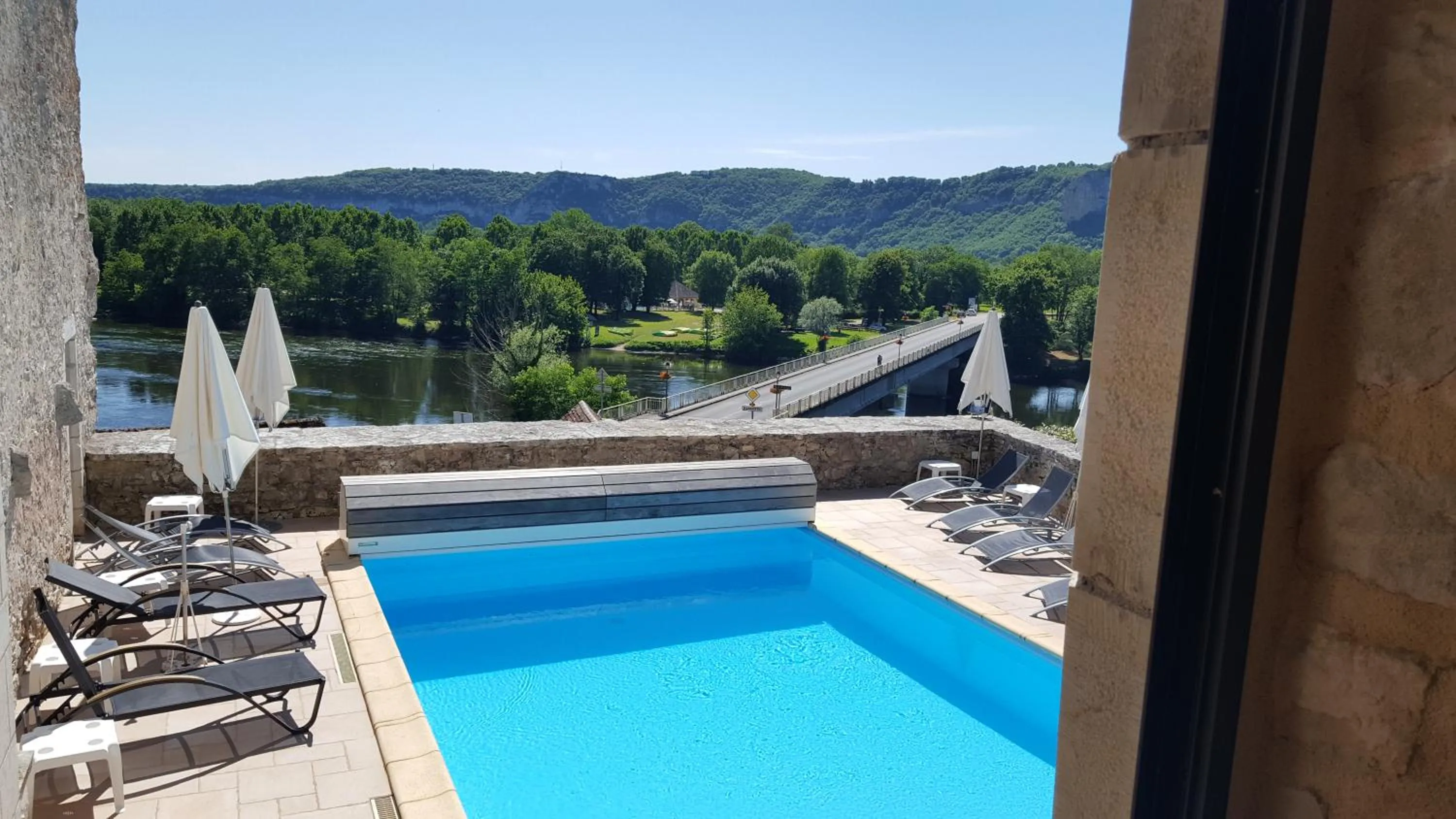 Pool view in Château Hôtel La Terrasse - Teritoria