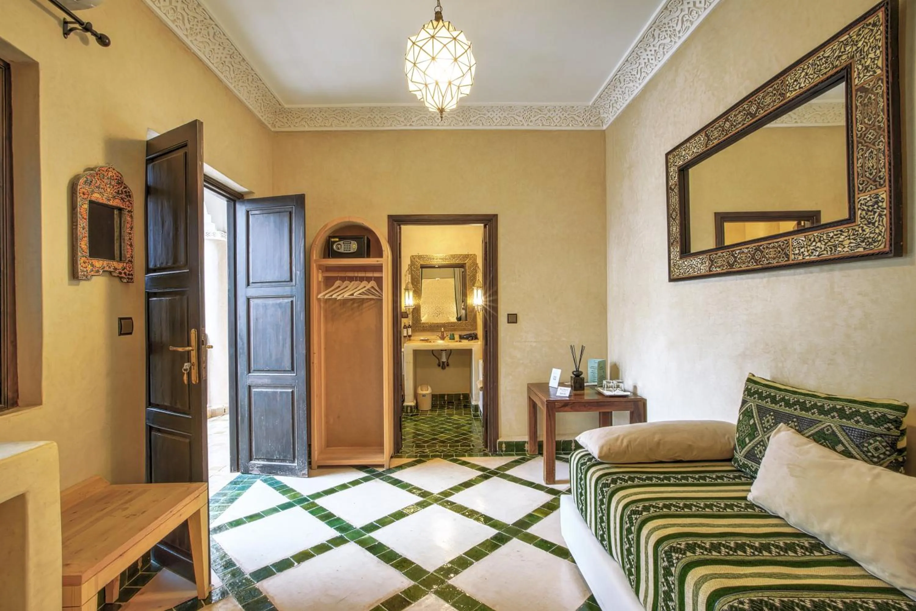 Photo of the whole room, Bed in Riad Bijoux Marrakech