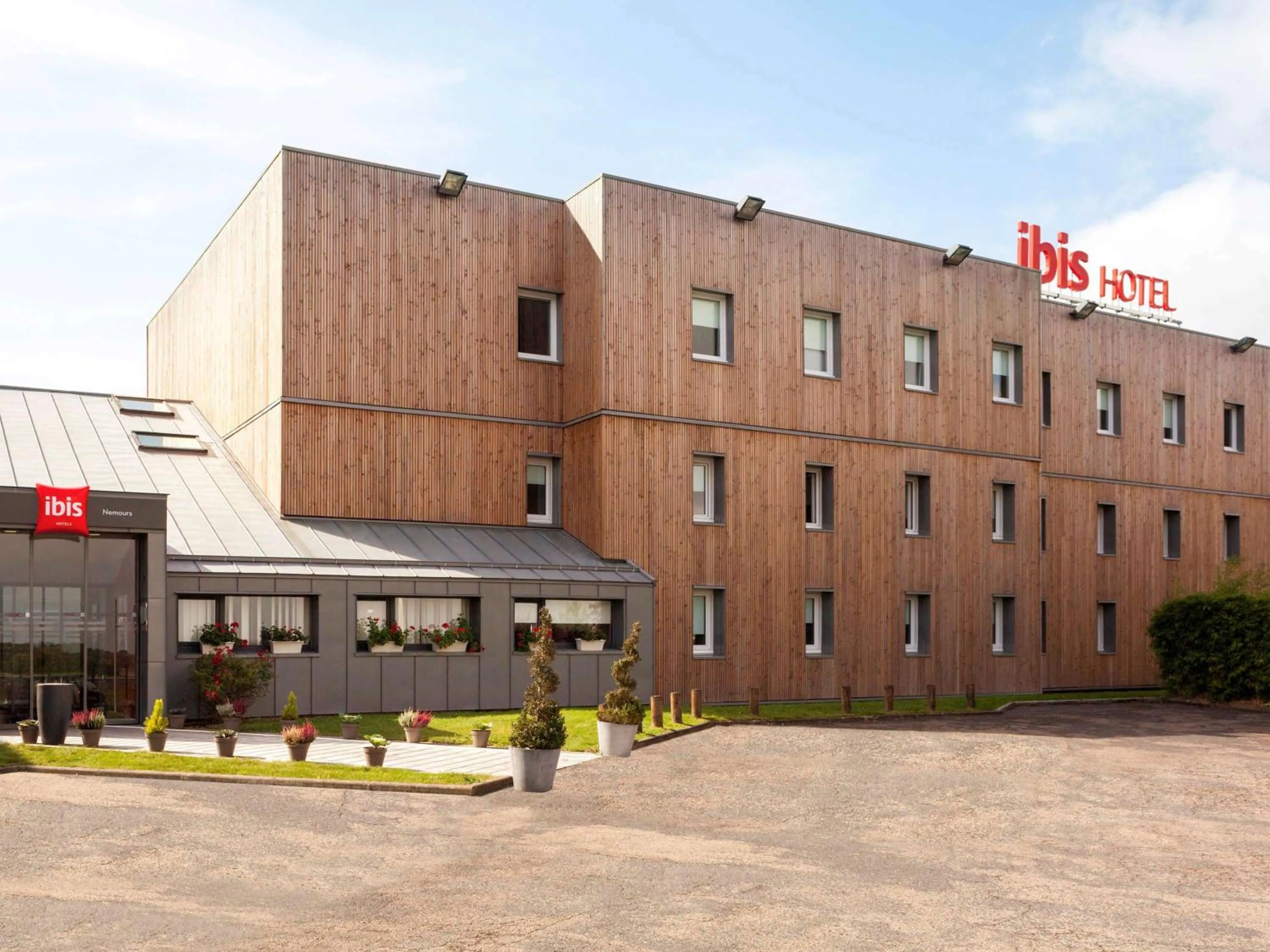 Property building in ibis Nemours