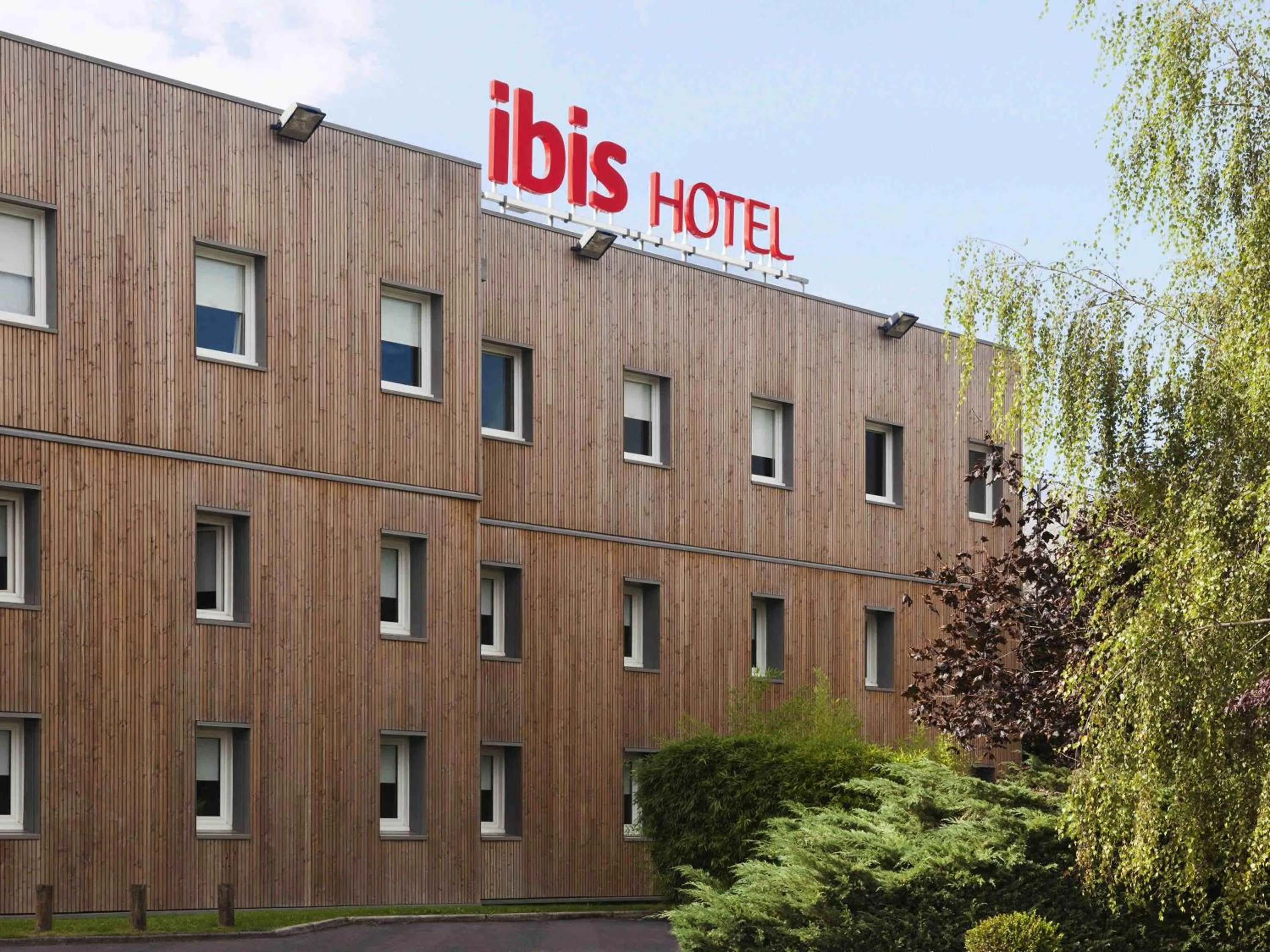 Property building in ibis Nemours
