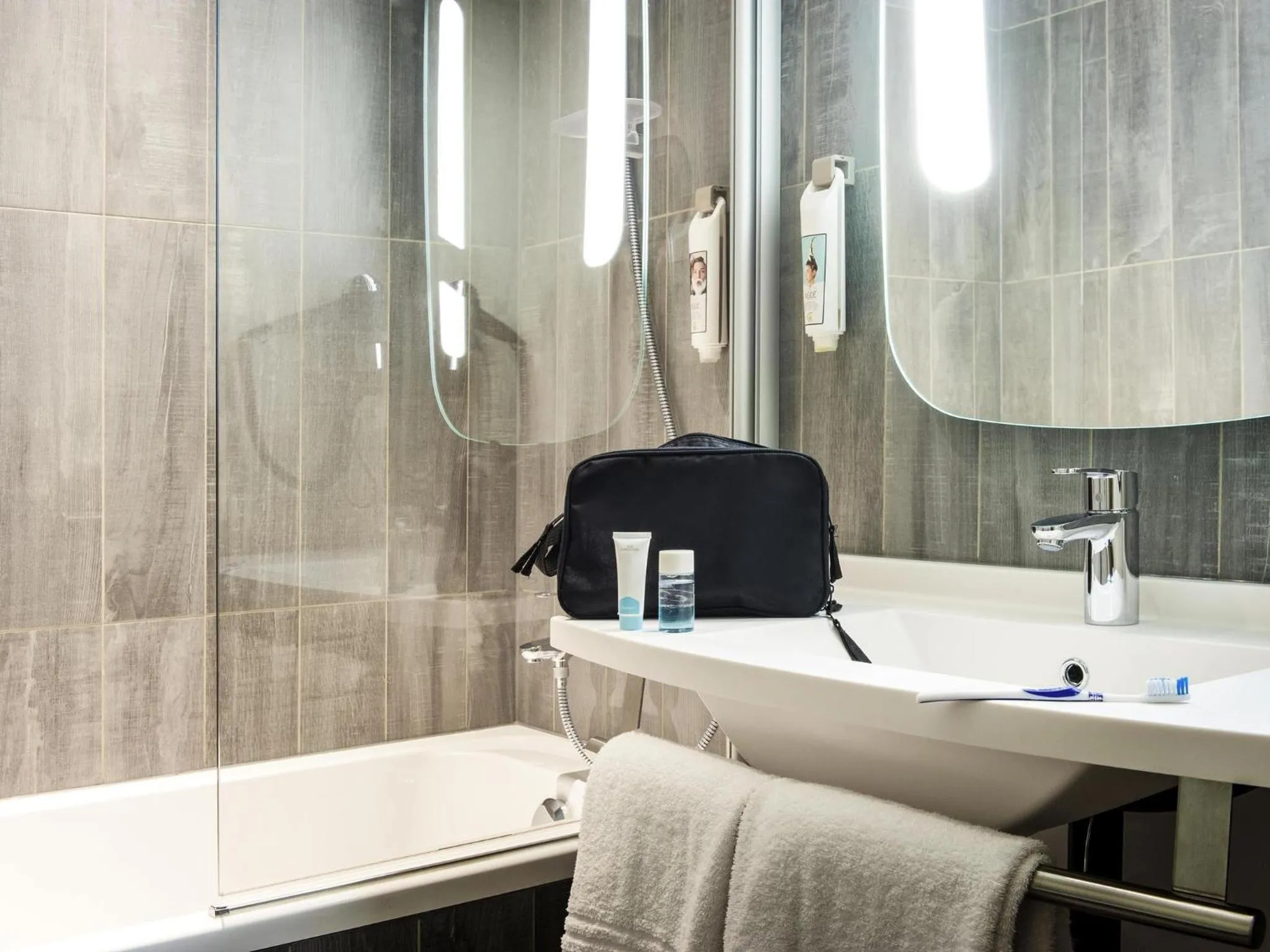 Bedroom in ibis Nemours