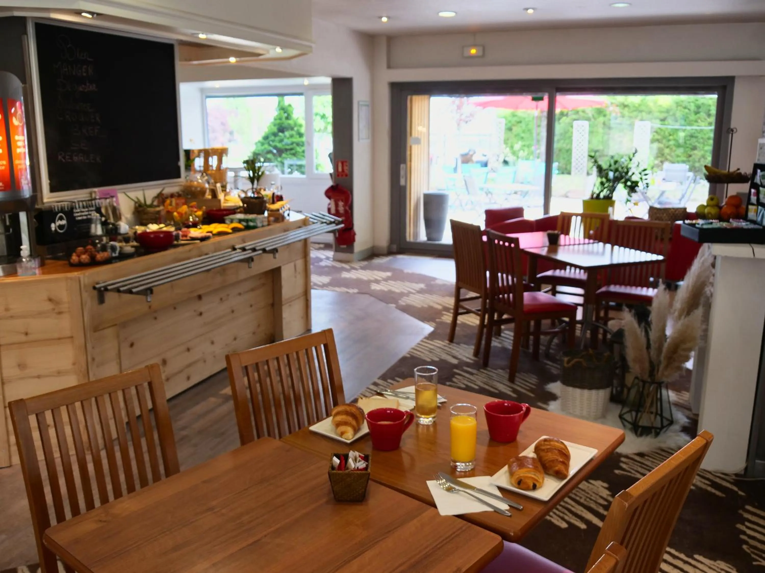 Buffet breakfast in ibis Nemours