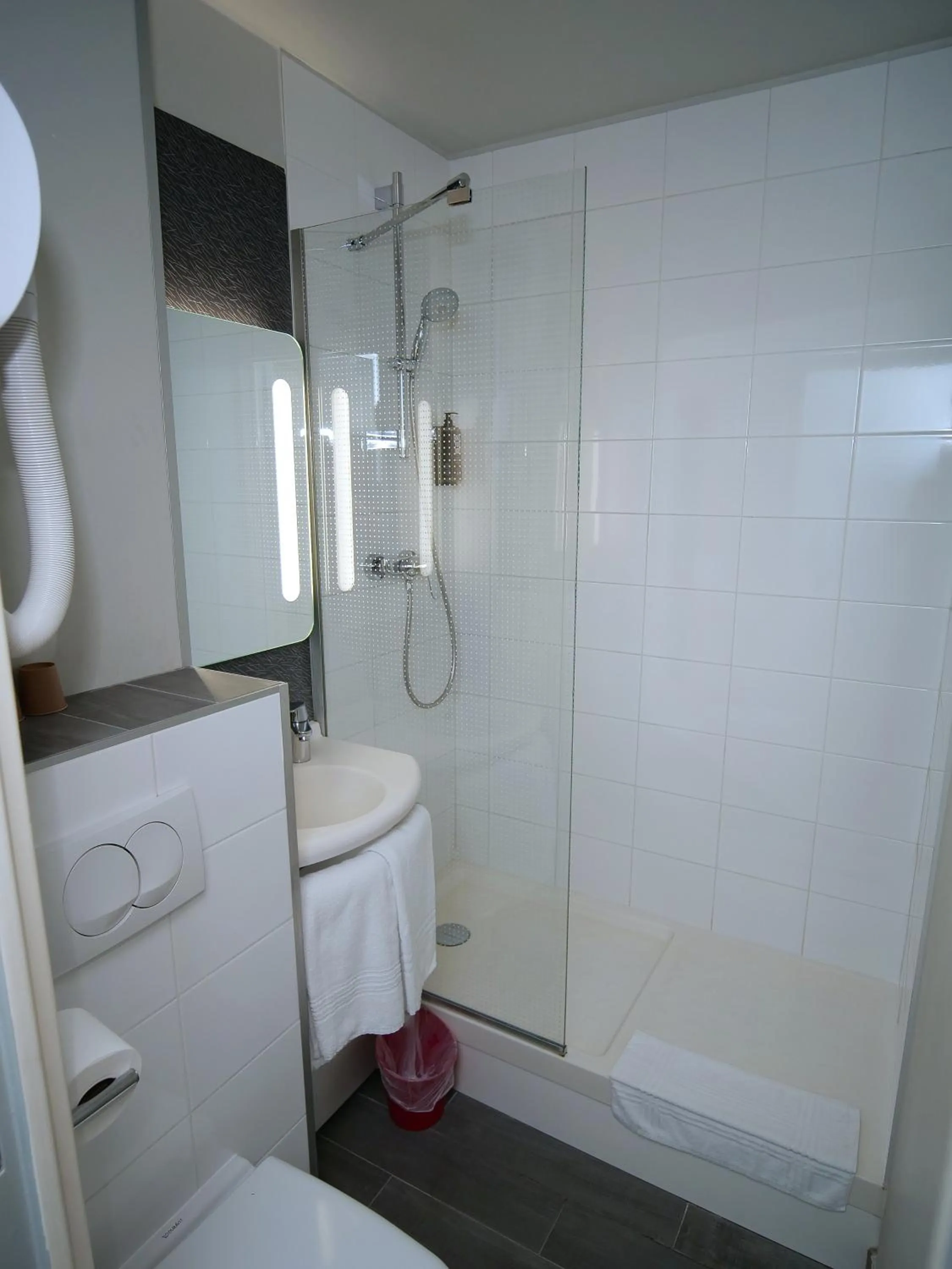 Bathroom in ibis Nemours