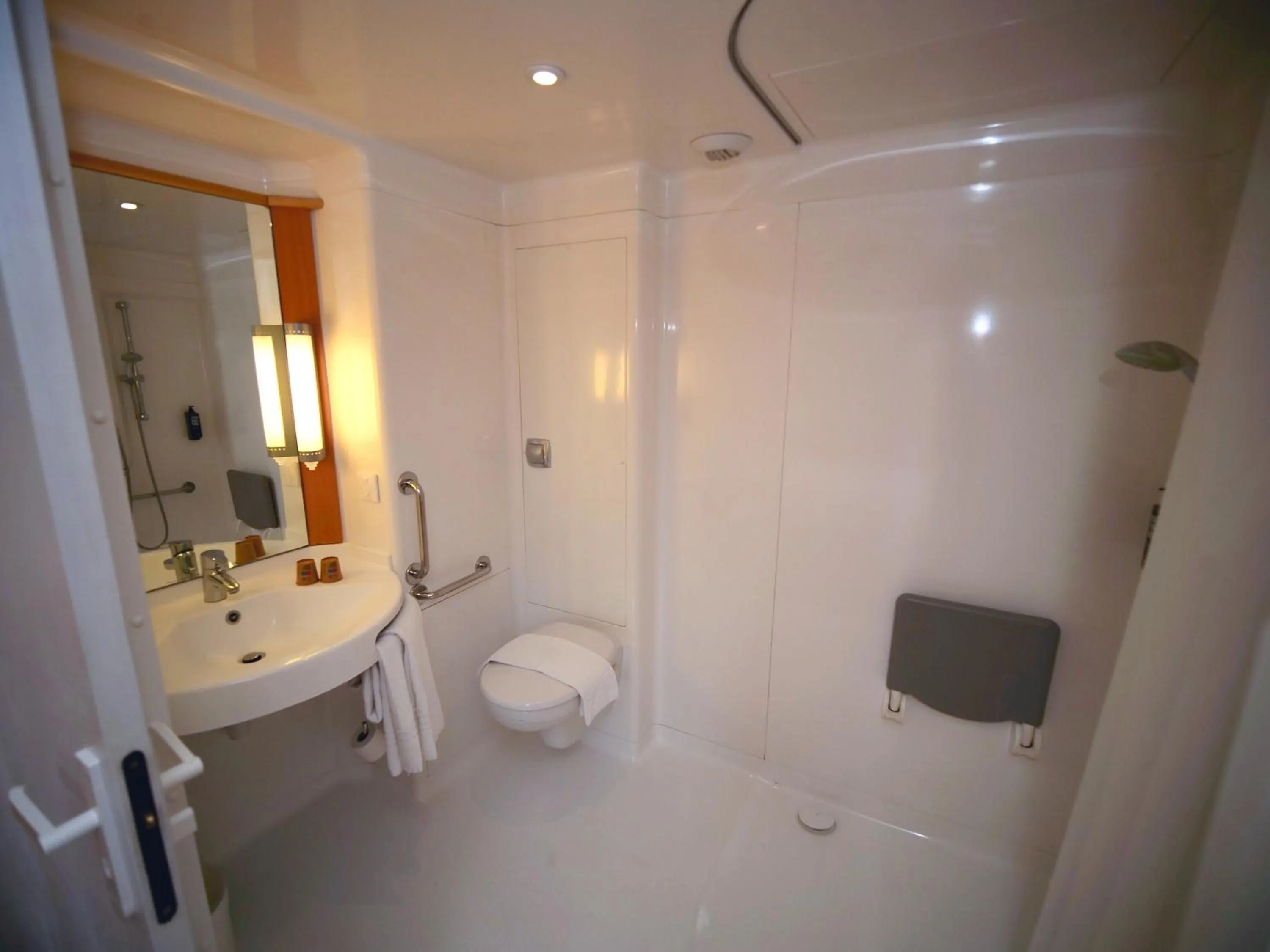 Bathroom in ibis Nemours