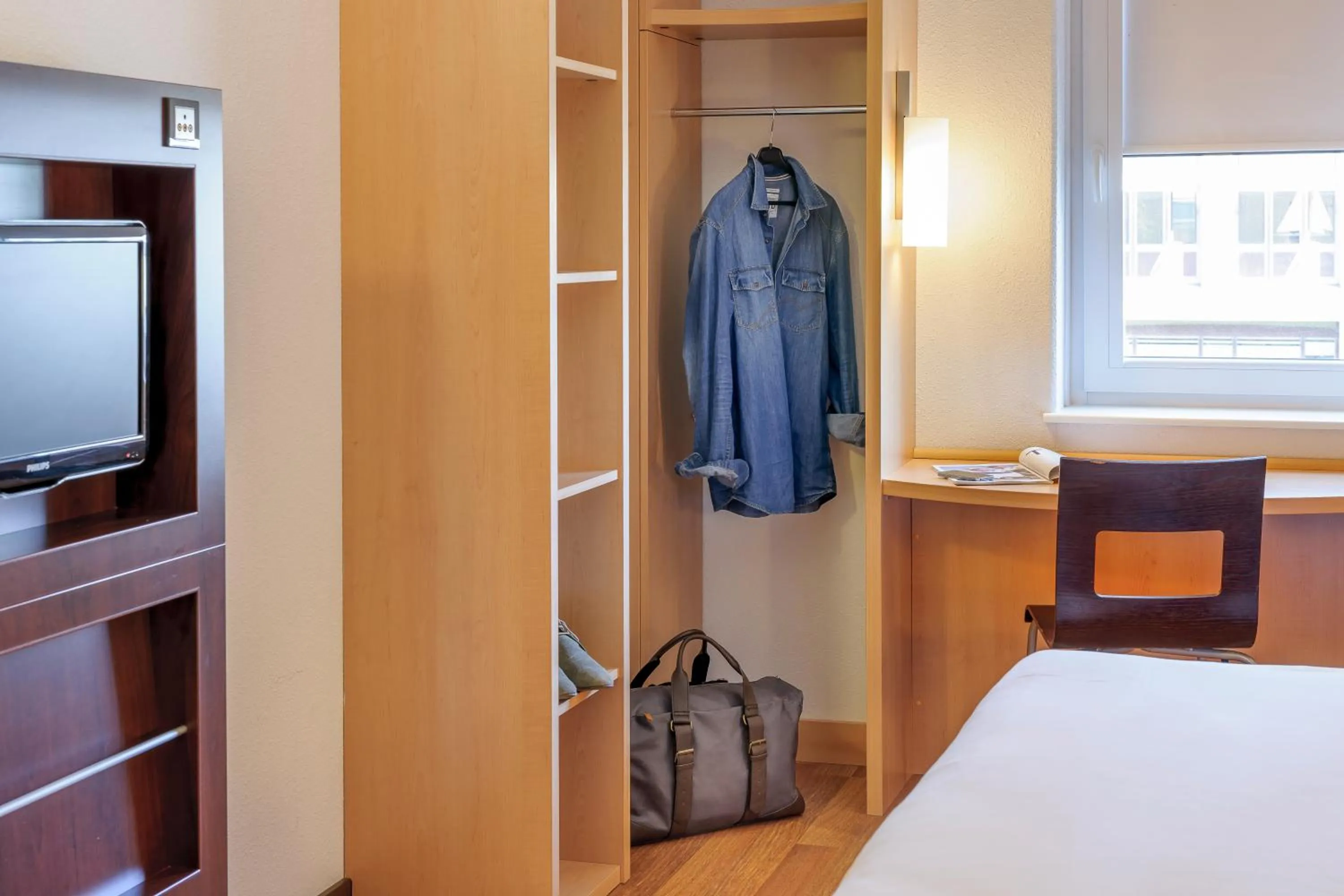 Seating area, Bed in ibis Nemours