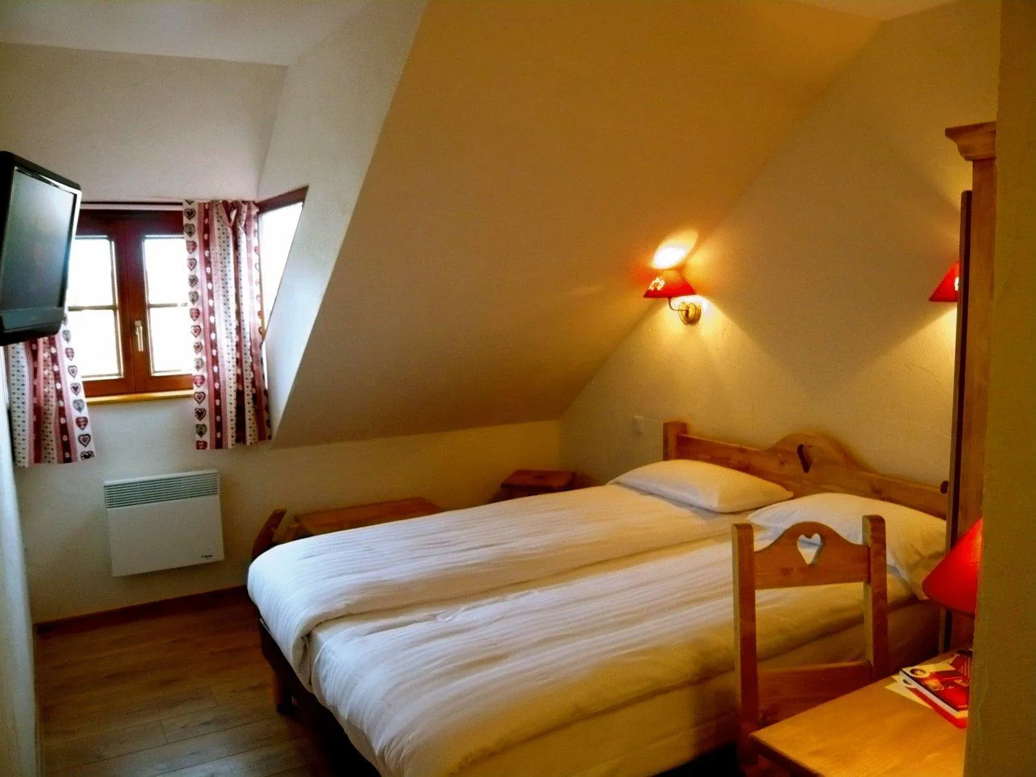 Bed in The Originals Boutique, Hôtel La Ferme du Pape, Eguisheim