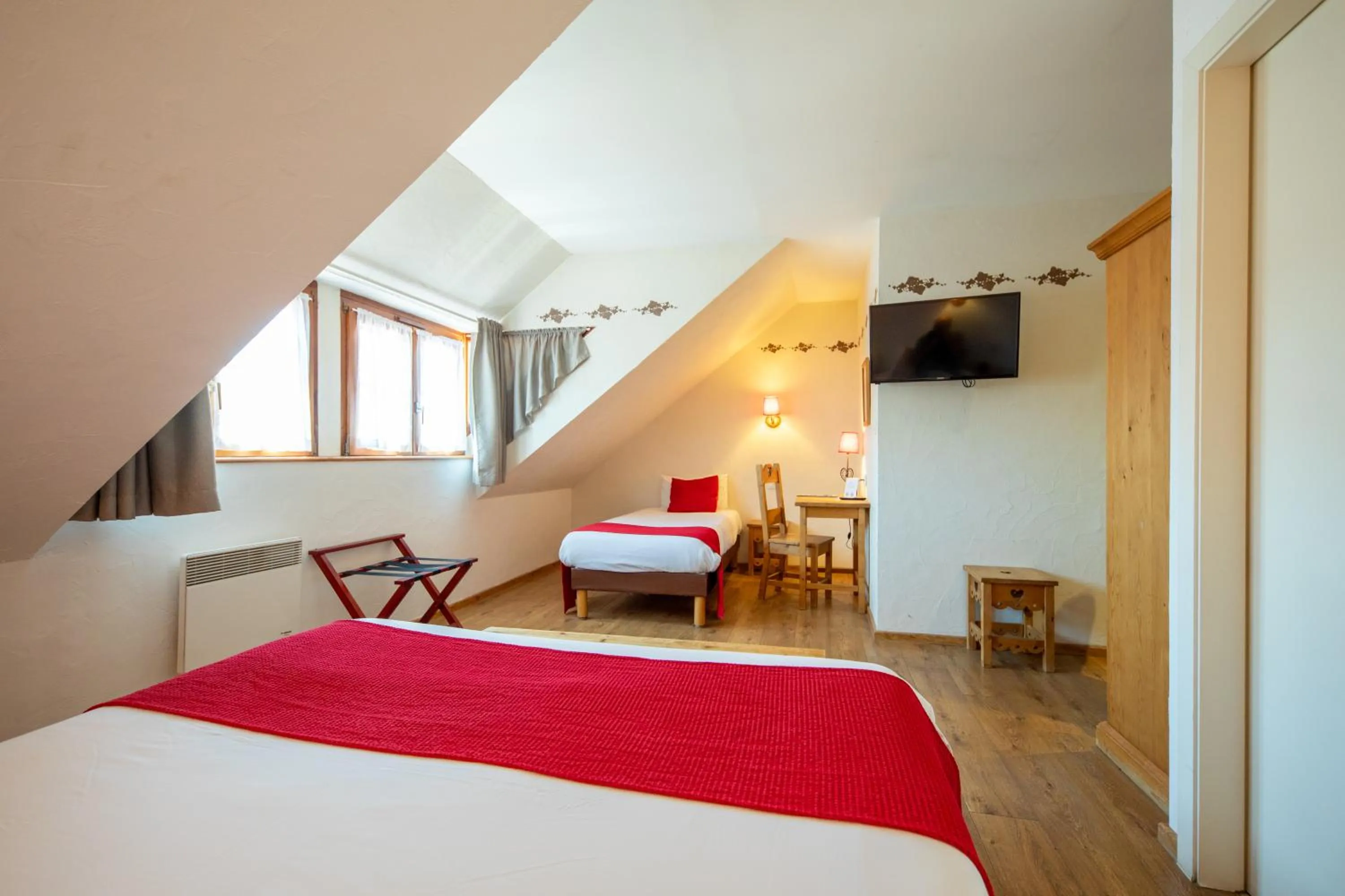 Bedroom, Bed in The Originals Boutique, Hôtel La Ferme du Pape, Eguisheim