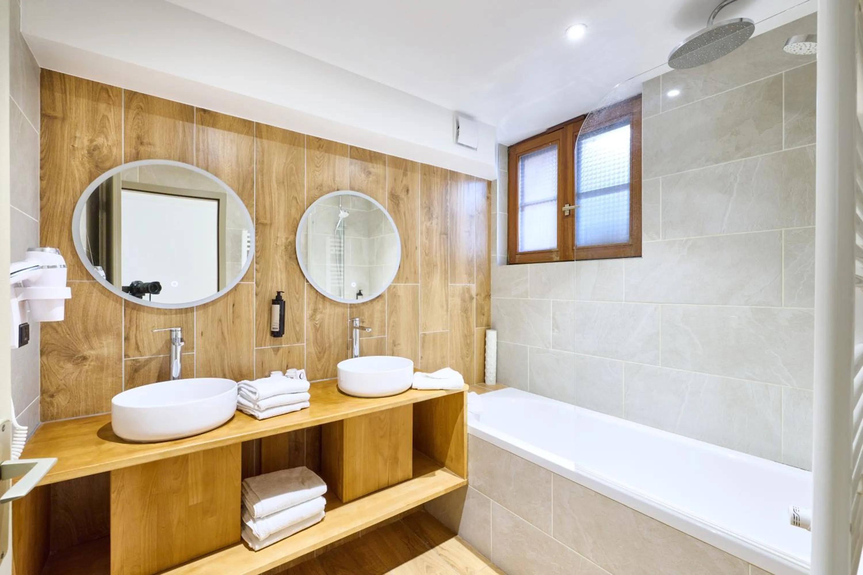 Bathroom in The Originals Boutique, Hôtel La Ferme du Pape, Eguisheim