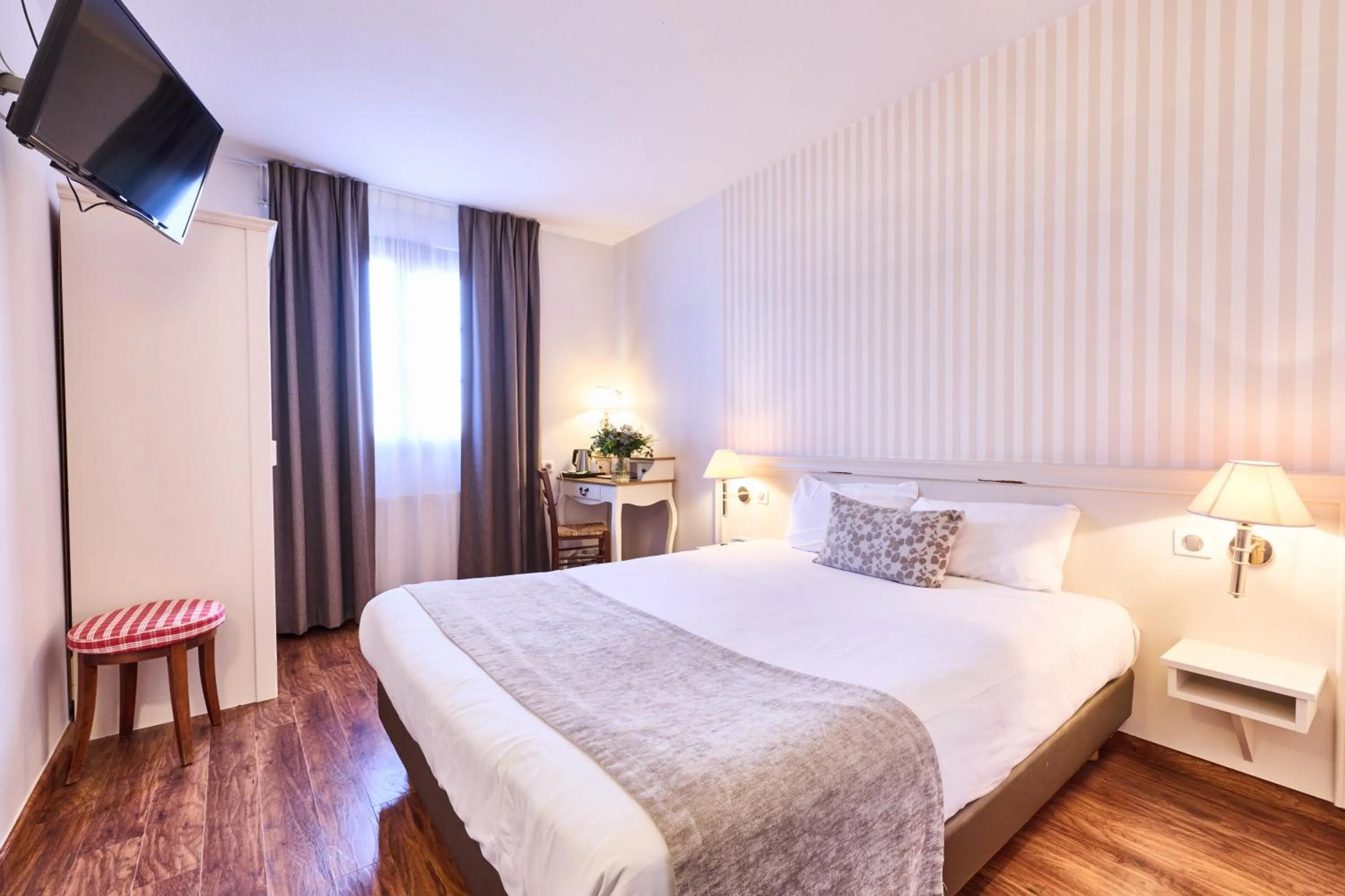 Photo of the whole room, Bed in The Originals Boutique, Hôtel La Ferme du Pape, Eguisheim