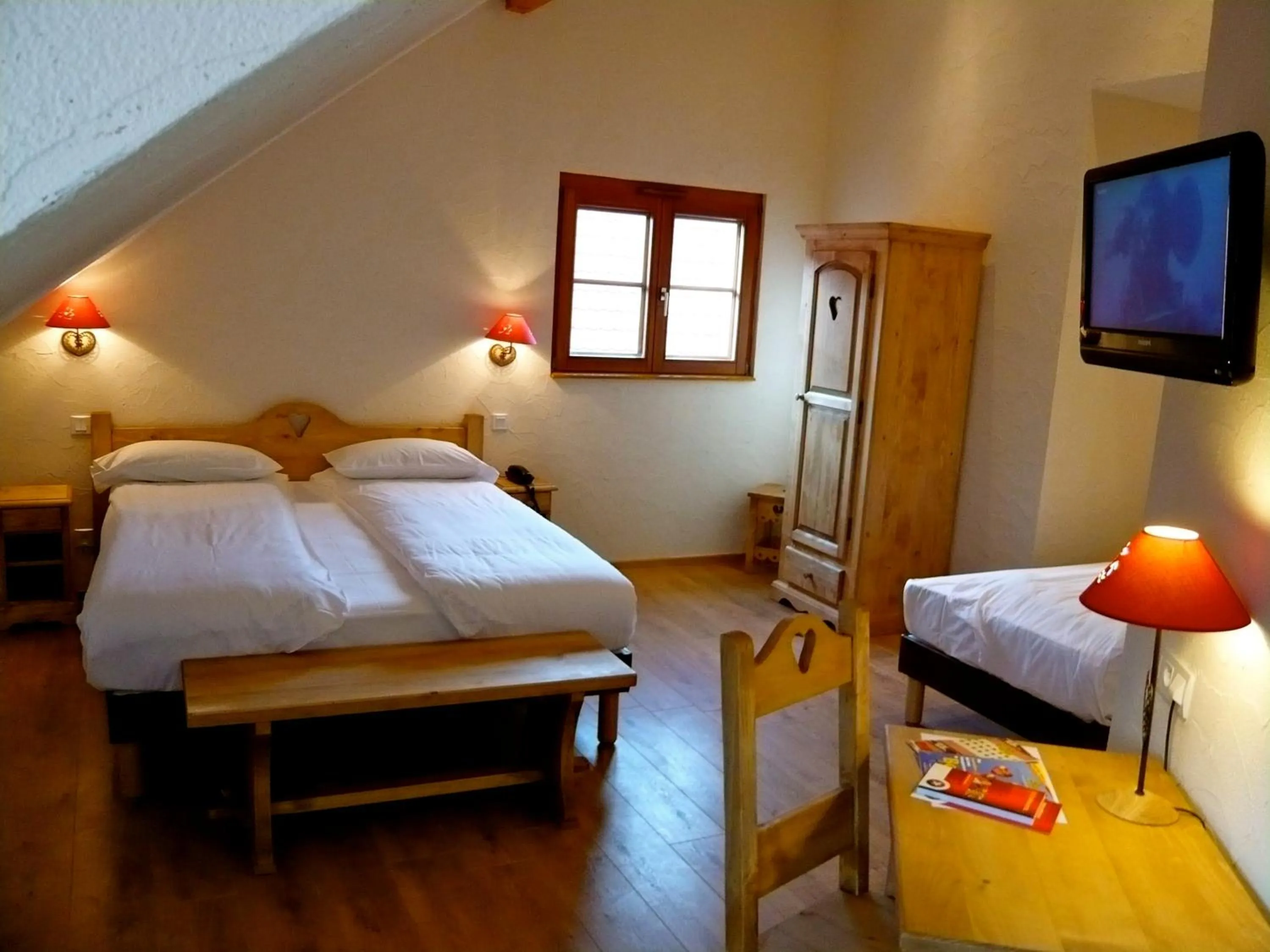 Photo of the whole room, Bed in The Originals Boutique, Hôtel La Ferme du Pape, Eguisheim