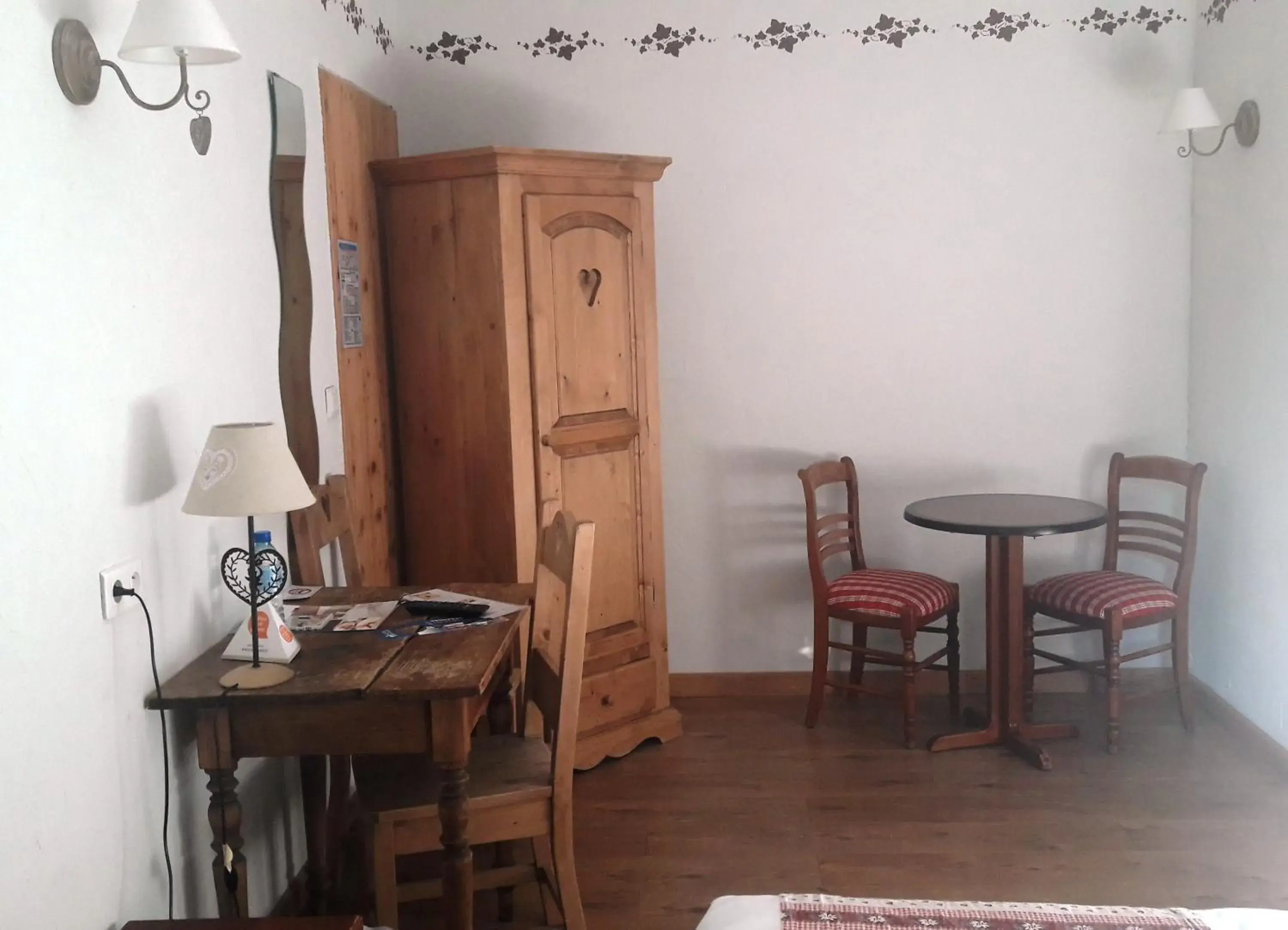 Budget Twin Room in The Originals Boutique, Hôtel La Ferme du Pape, Eguisheim Budget Twin Room in The Originals Boutique, Hôtel La Ferme du Pape, Eguisheim