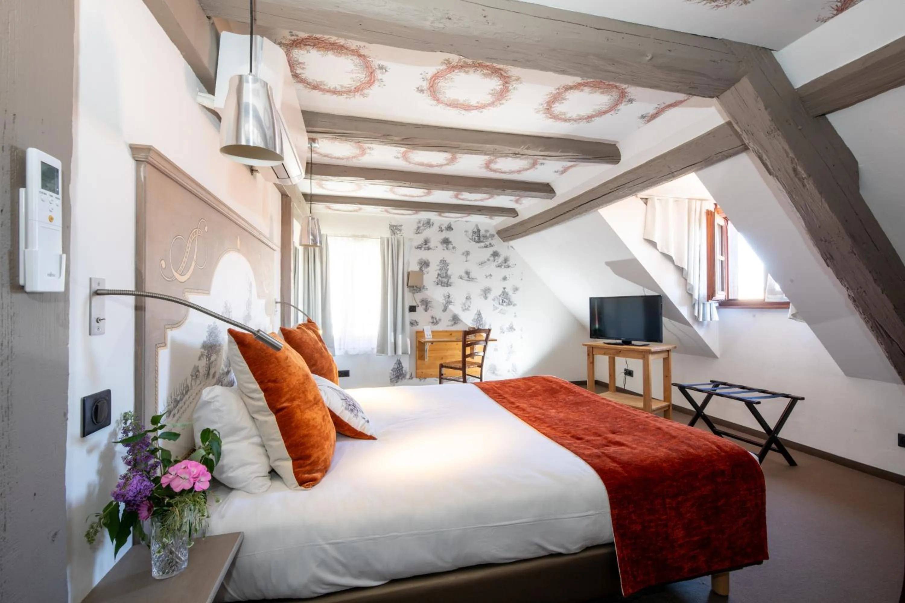 Bed in The Originals Boutique, Hôtel La Ferme du Pape, Eguisheim