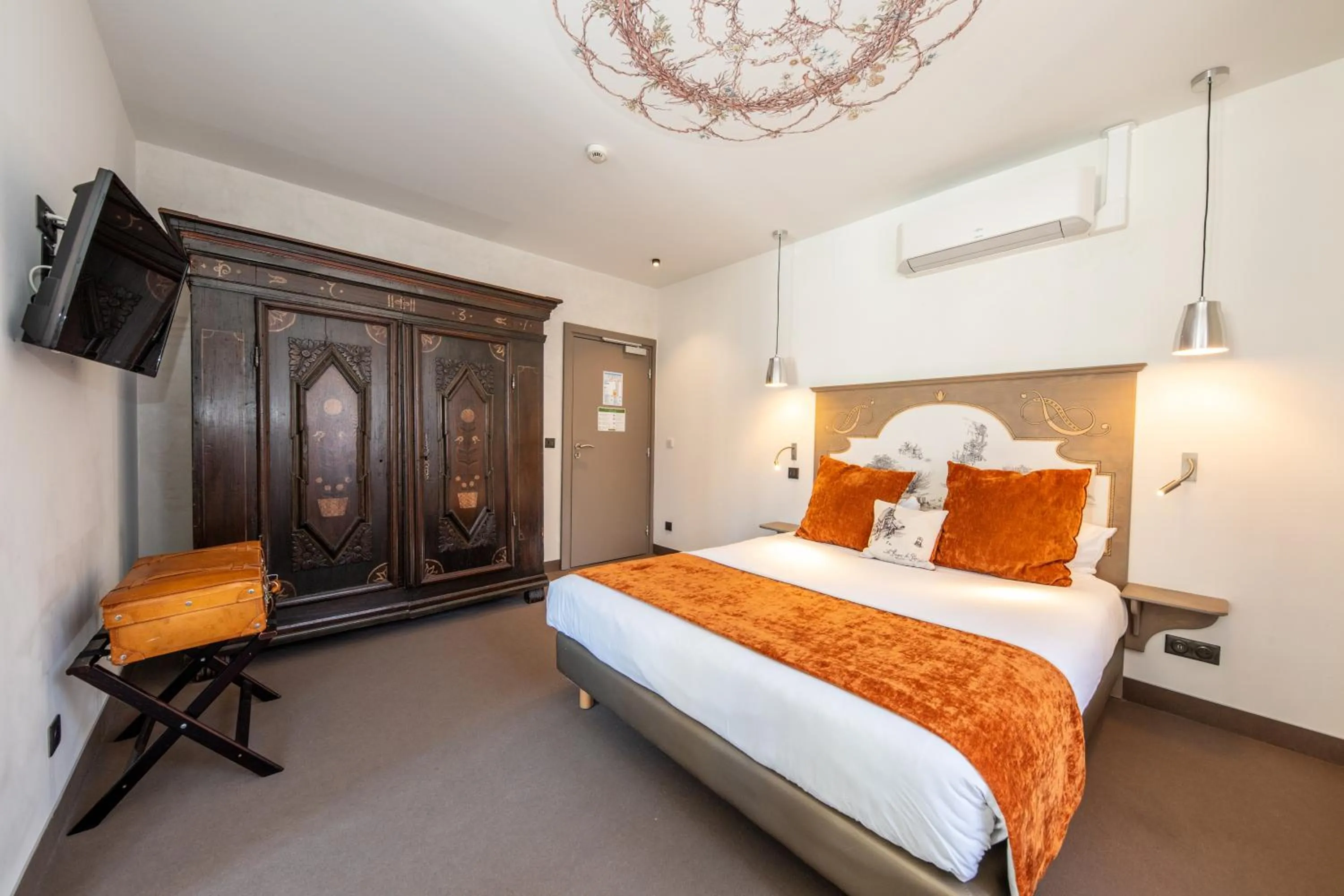 Photo of the whole room, Bed in The Originals Boutique, Hôtel La Ferme du Pape, Eguisheim