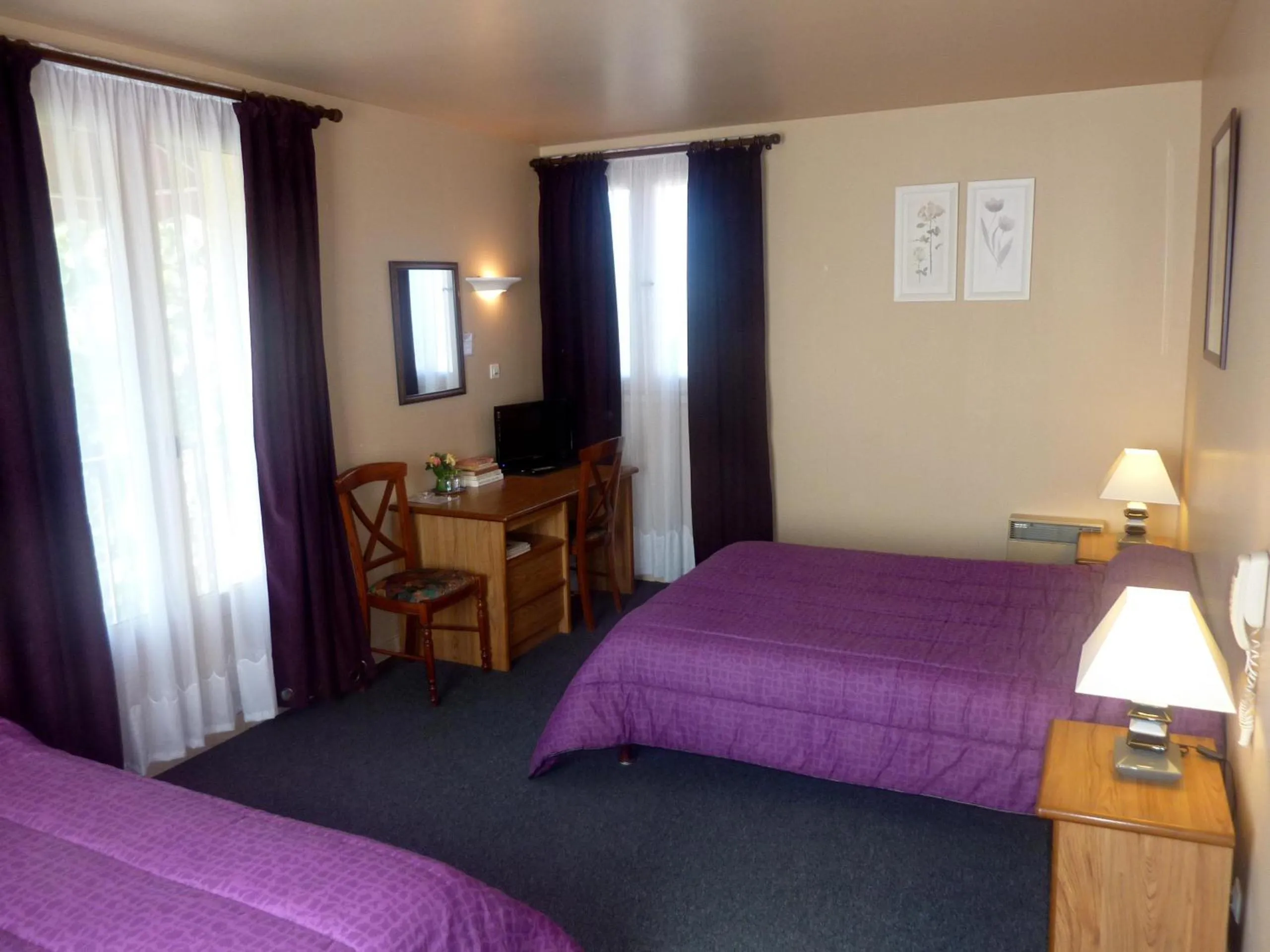 Photo of the whole room in Longo Mai