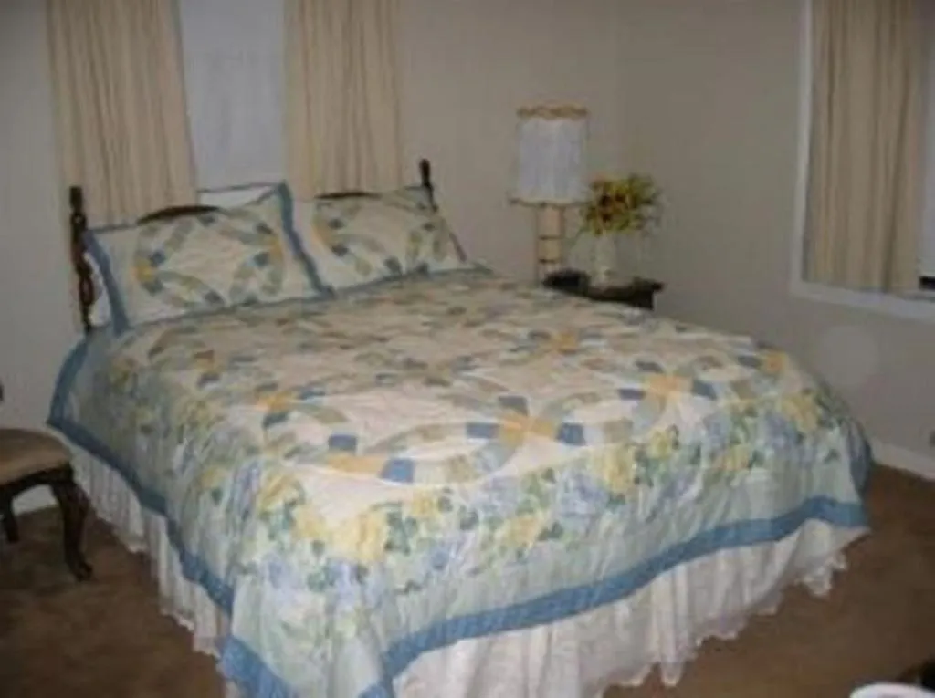 Bedroom, Bed in Pine Tree Inn