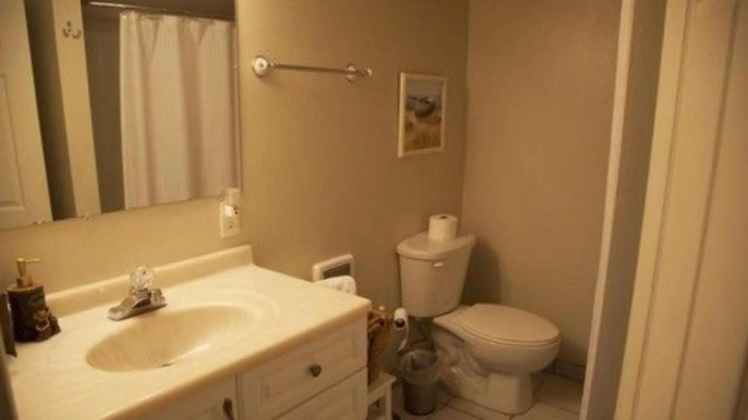 Bathroom in Pine Tree Inn