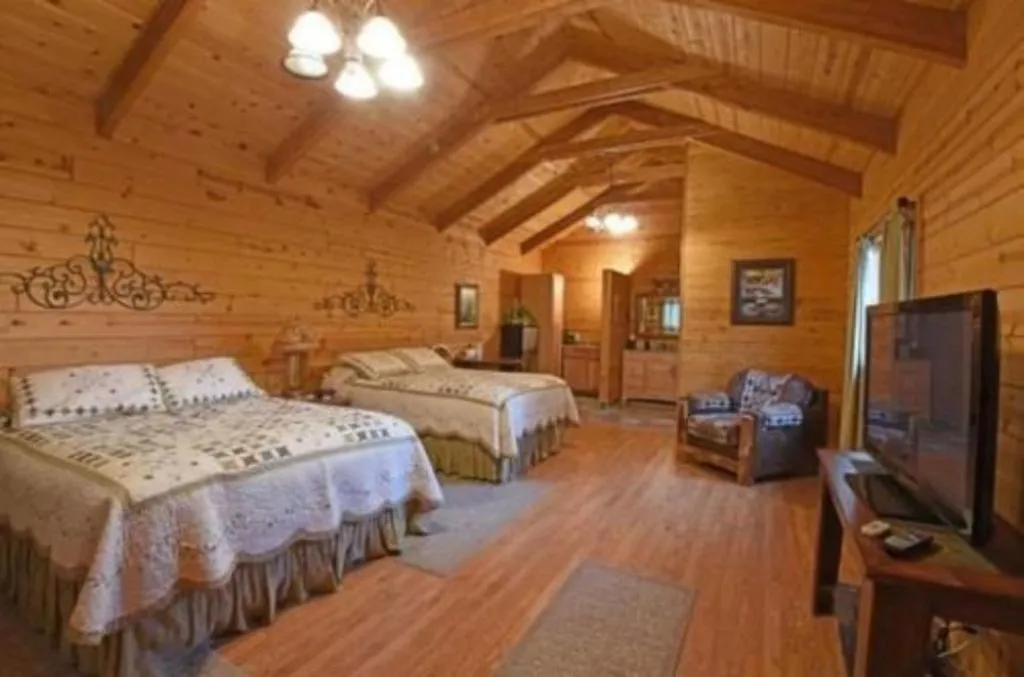 Other, Bed in Pine Tree Inn