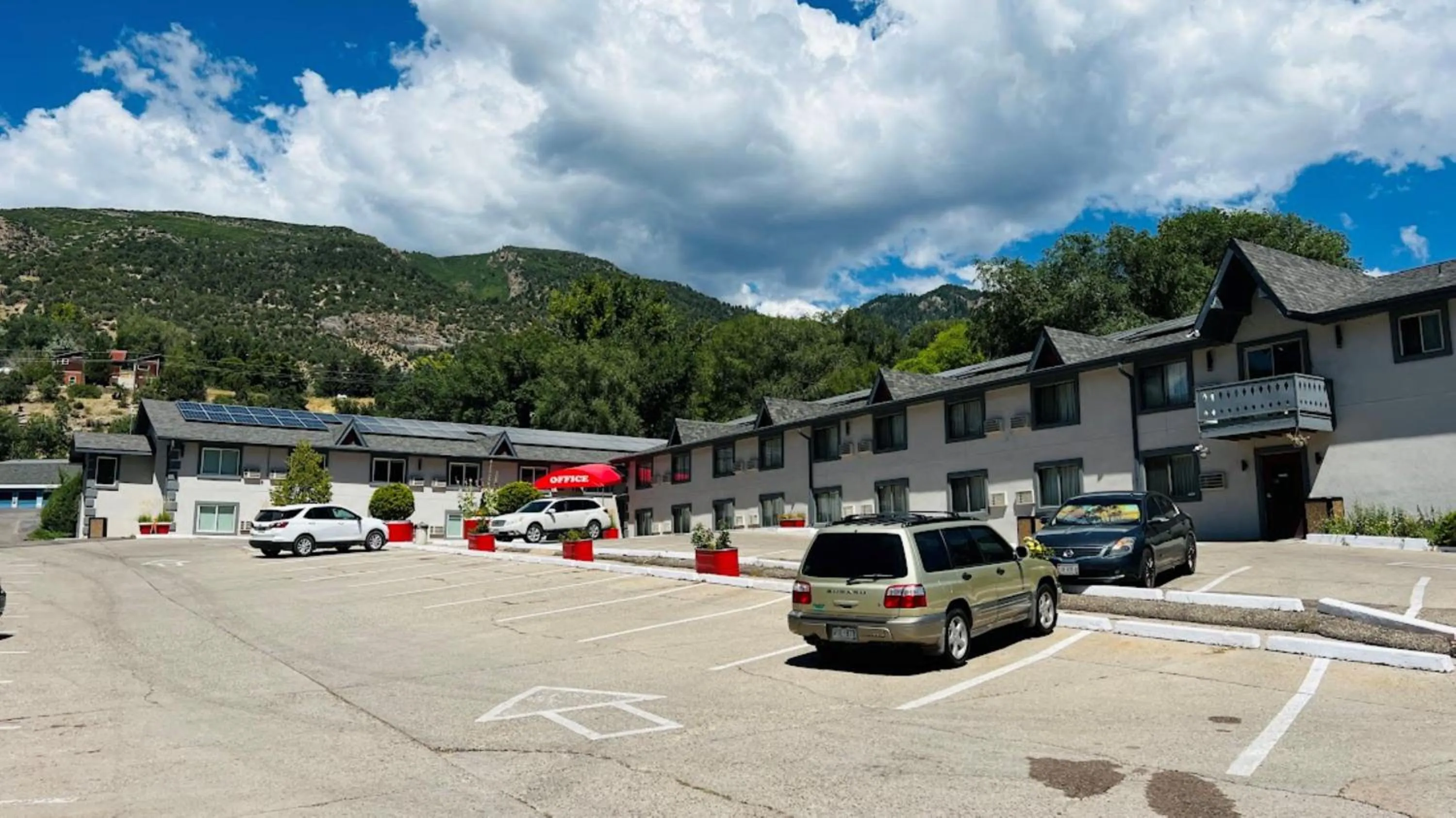 Property building in Adventure Inn - Glenwood Springs