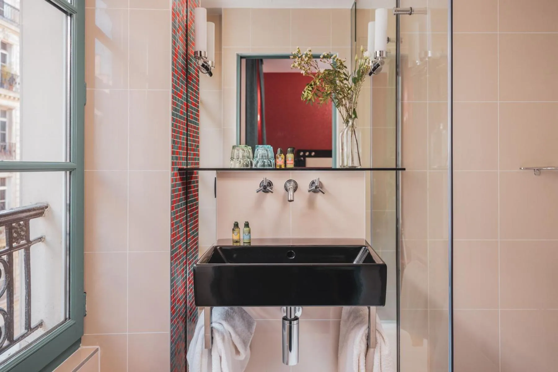 Shower in Hotel Le petit Paris