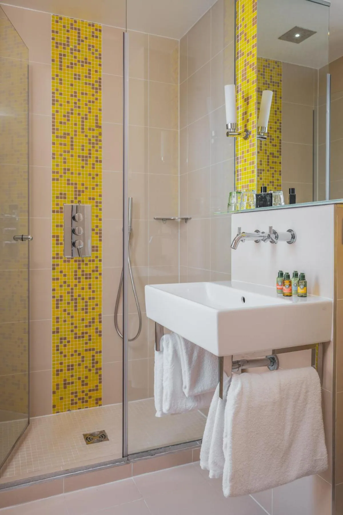 Shower in Hotel Le petit Paris