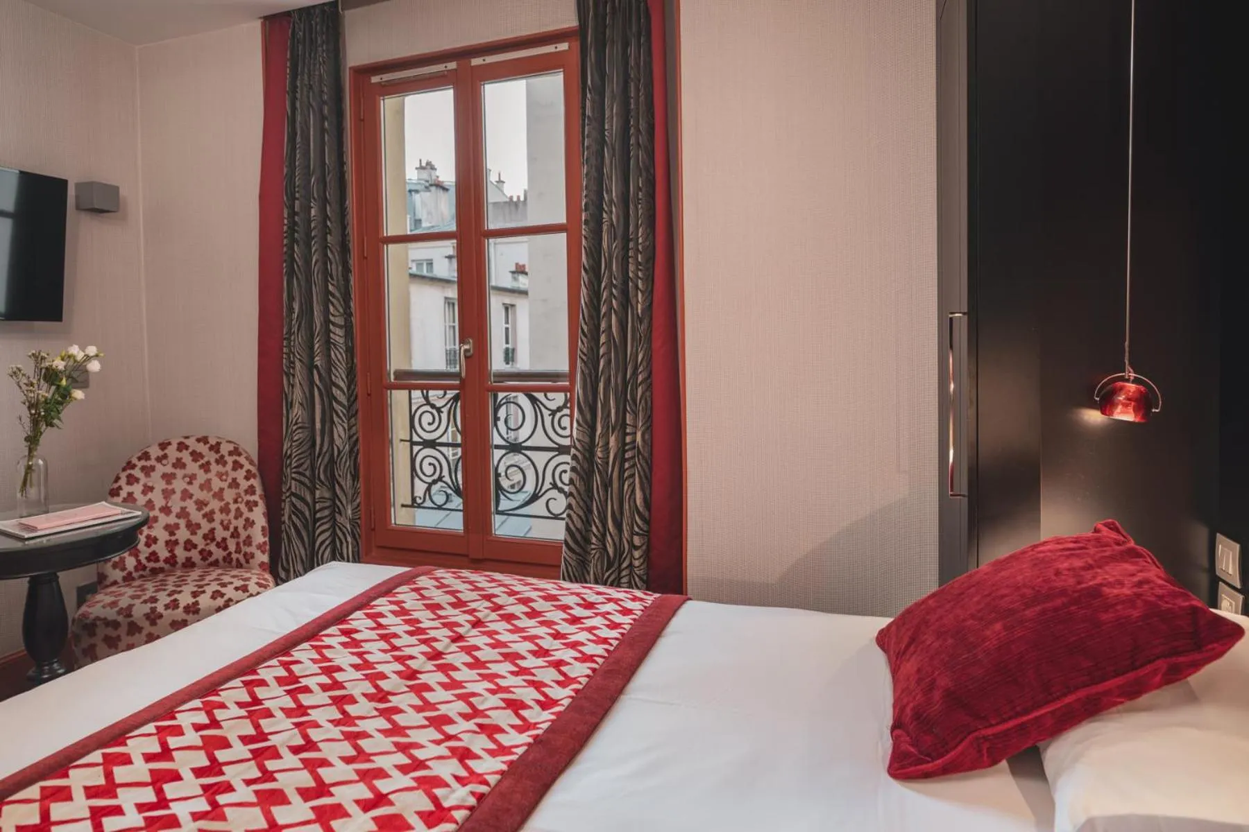 Bed in Hotel Le petit Paris