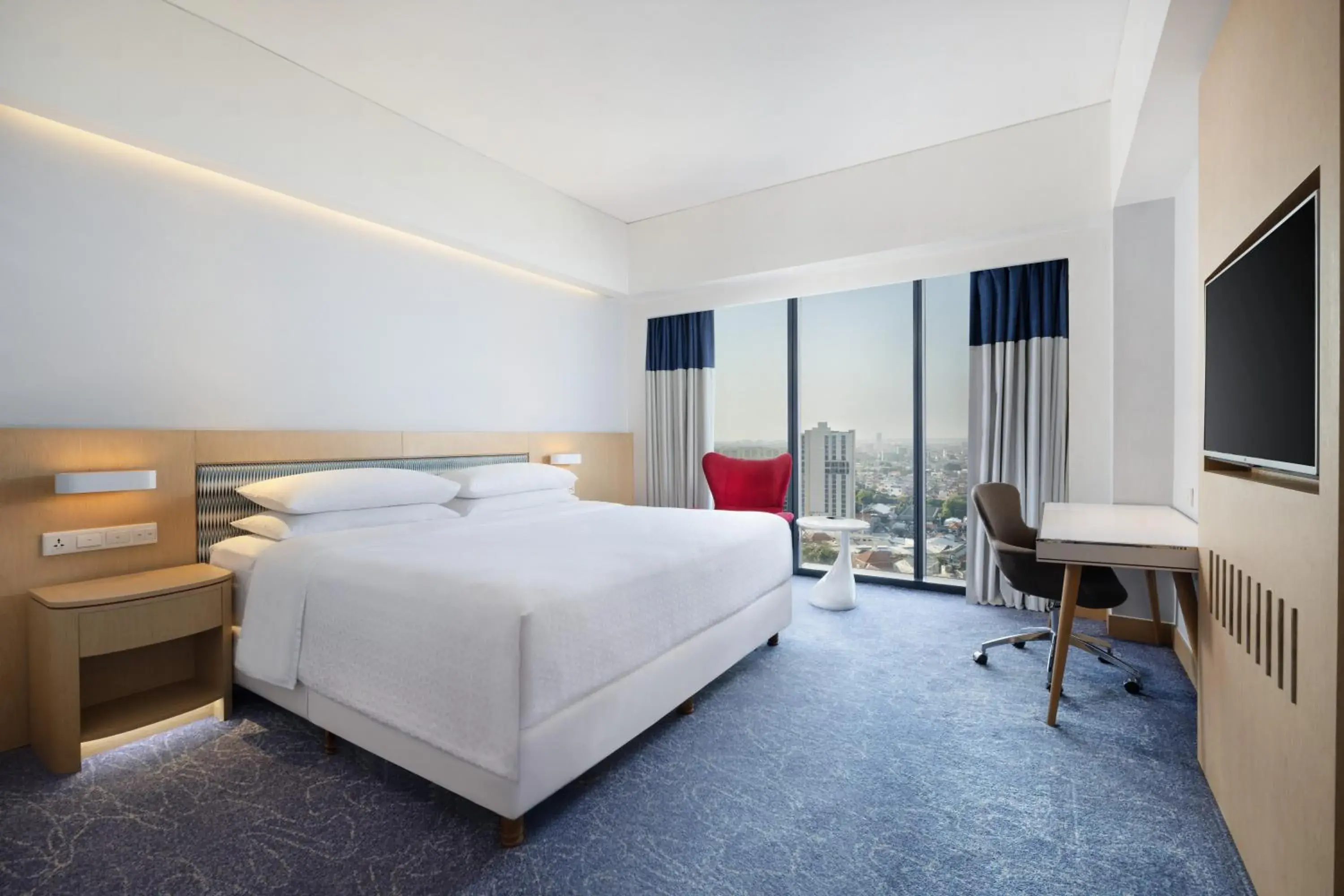 Deluxe King Room in Four Points by Sheraton Surabaya, Tunjungan Plaza Deluxe King Room in Four Points by Sheraton Surabaya, Tunjungan Plaza