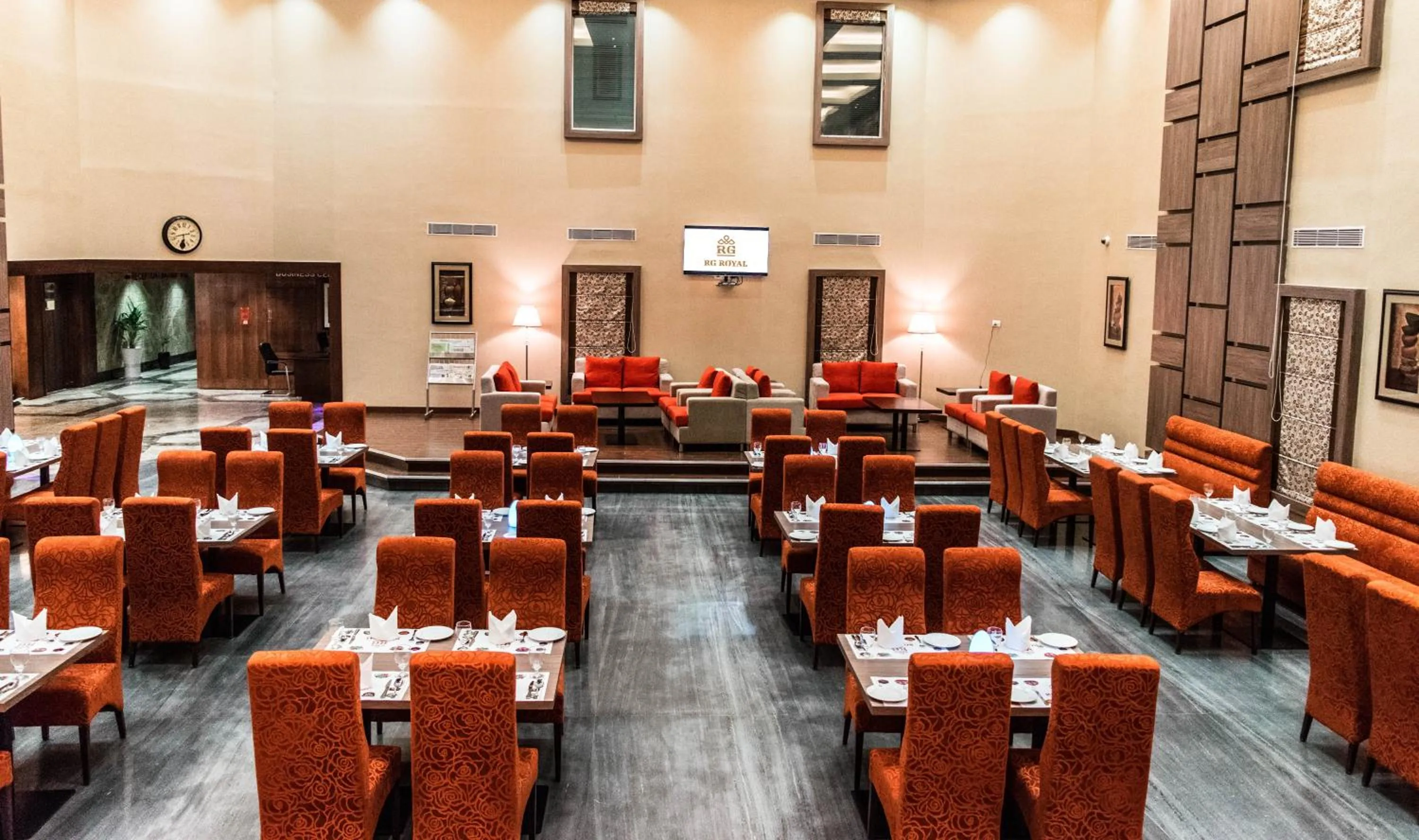 Restaurant/places to eat in Rg Royal Hotel