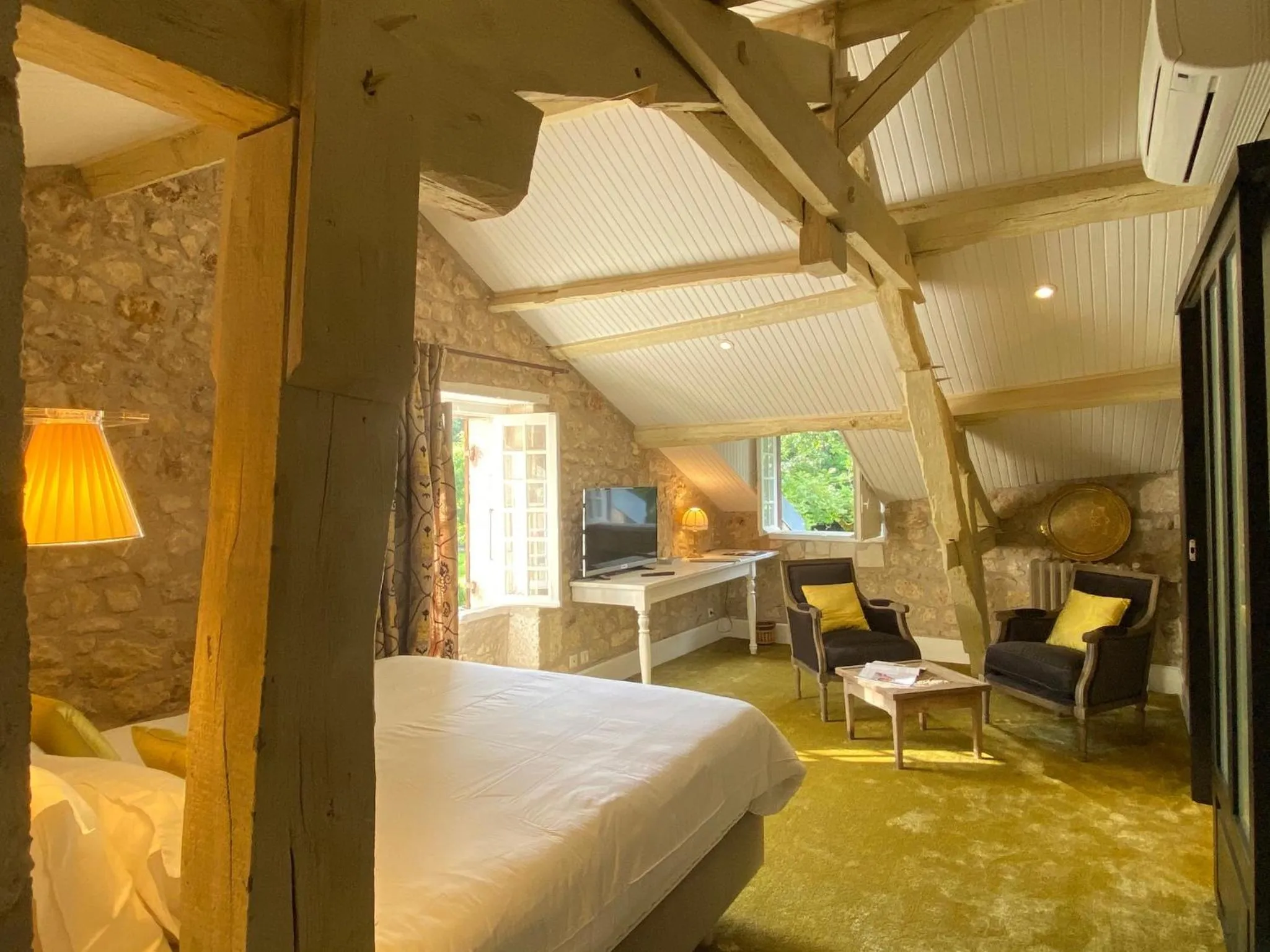 Photo of the whole room, Bed in Le Moulin du Roc