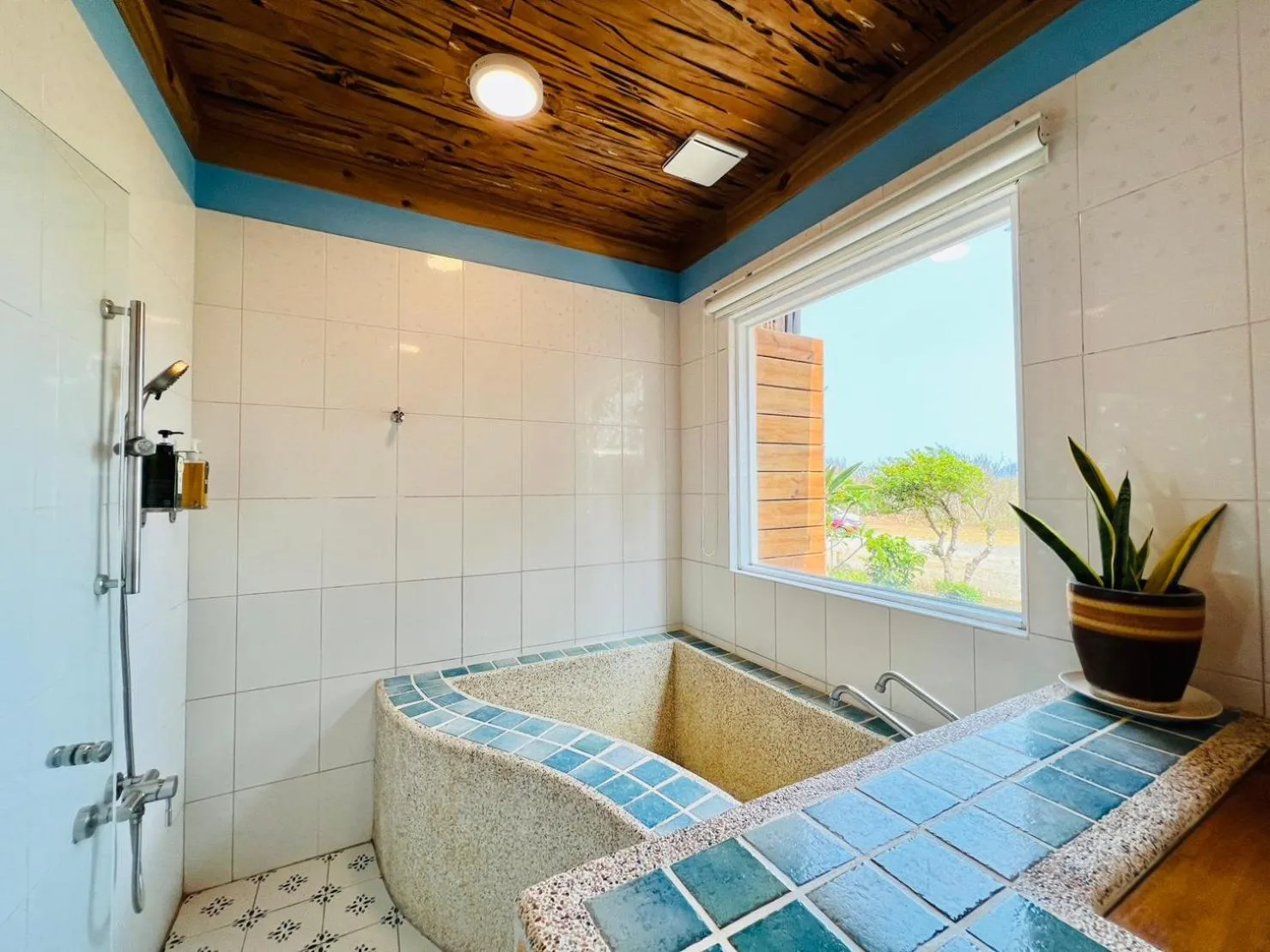 Bathroom in Kenting COMIC B&B&SPRING