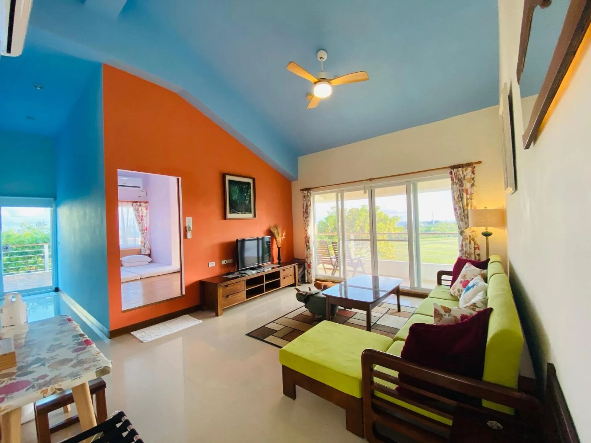 TV and multimedia in Kenting COMIC B&B&SPRING