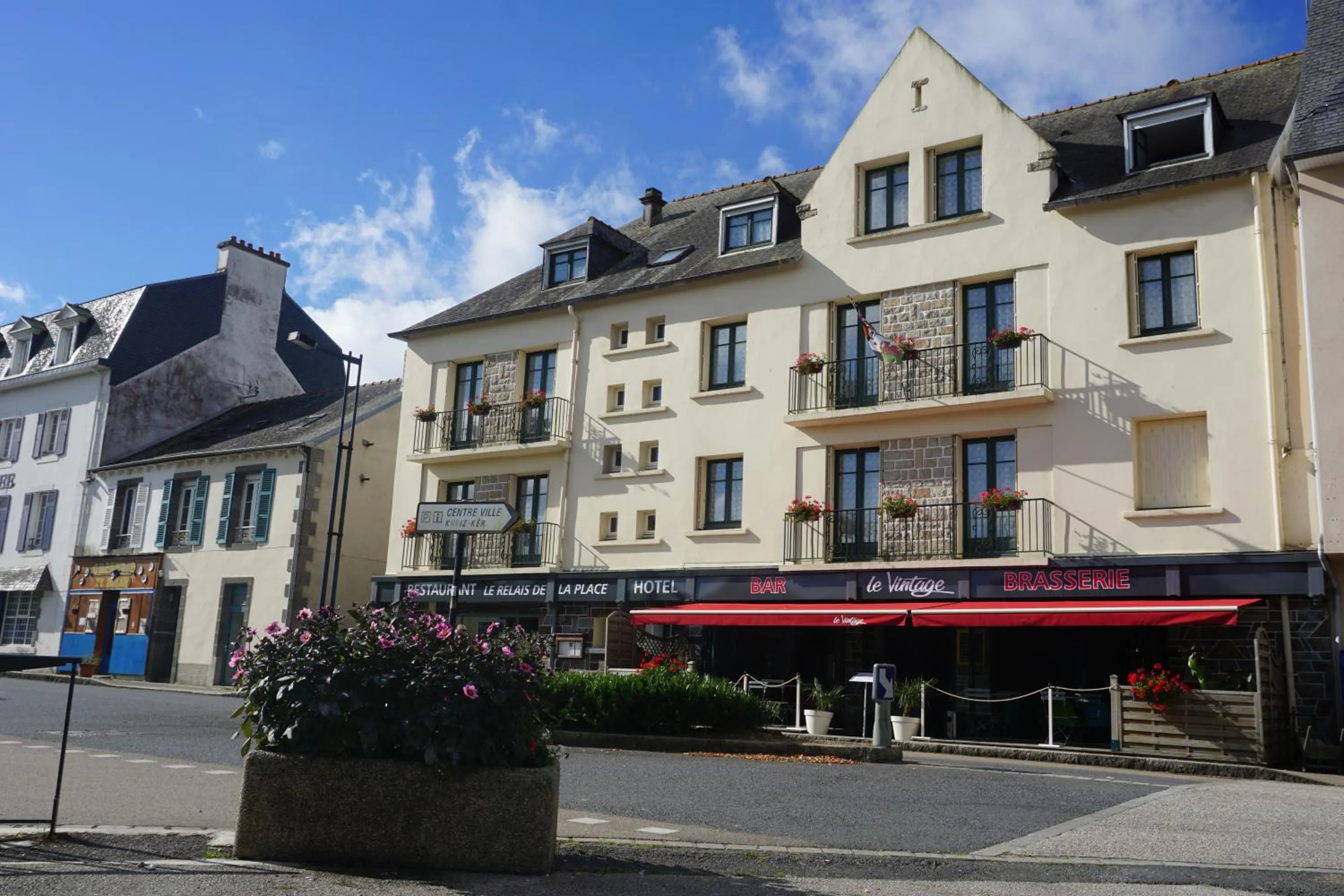 Property building in Le Relais De La Place