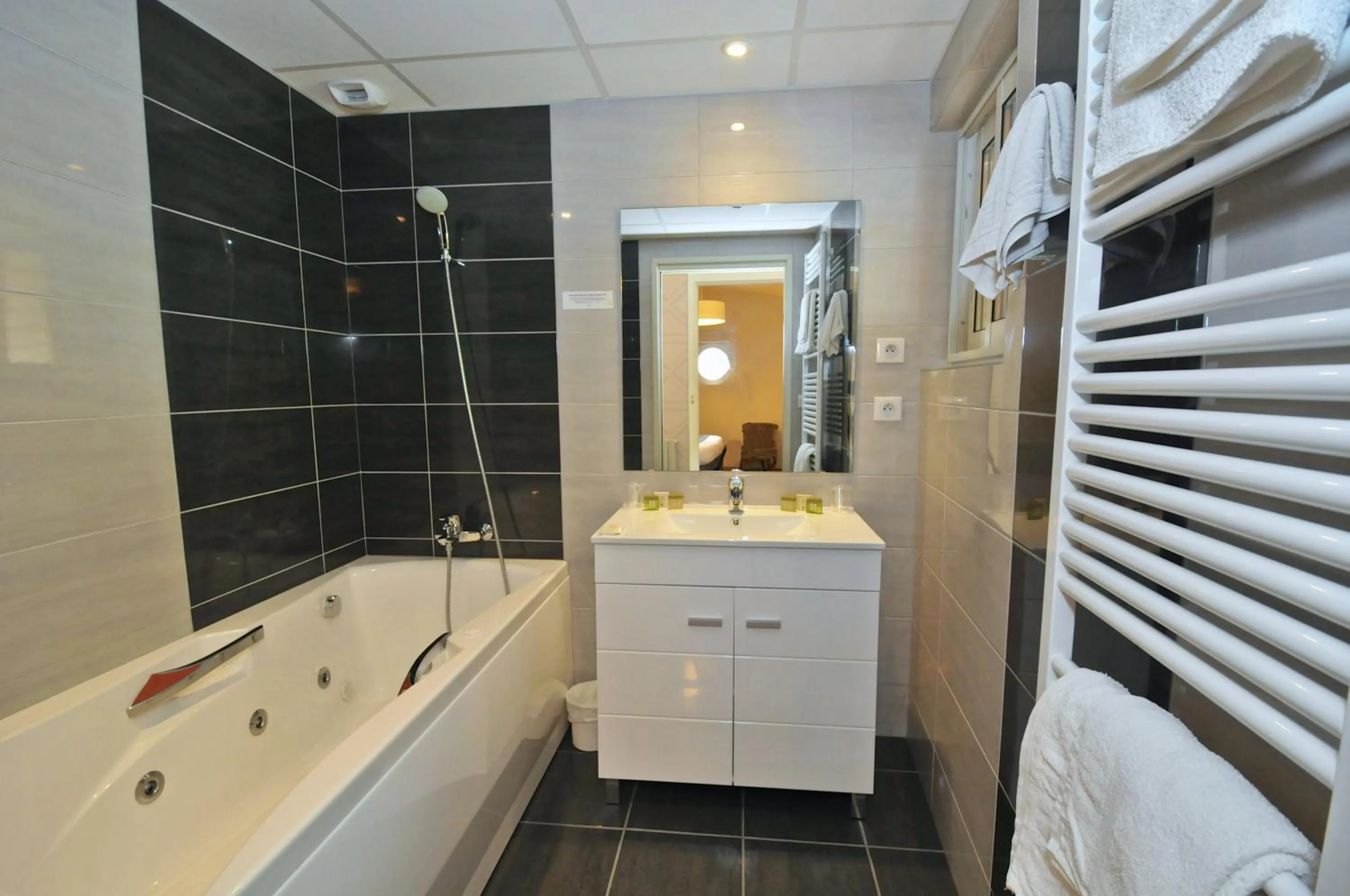 Bathroom in Logis Hôtel Le Central