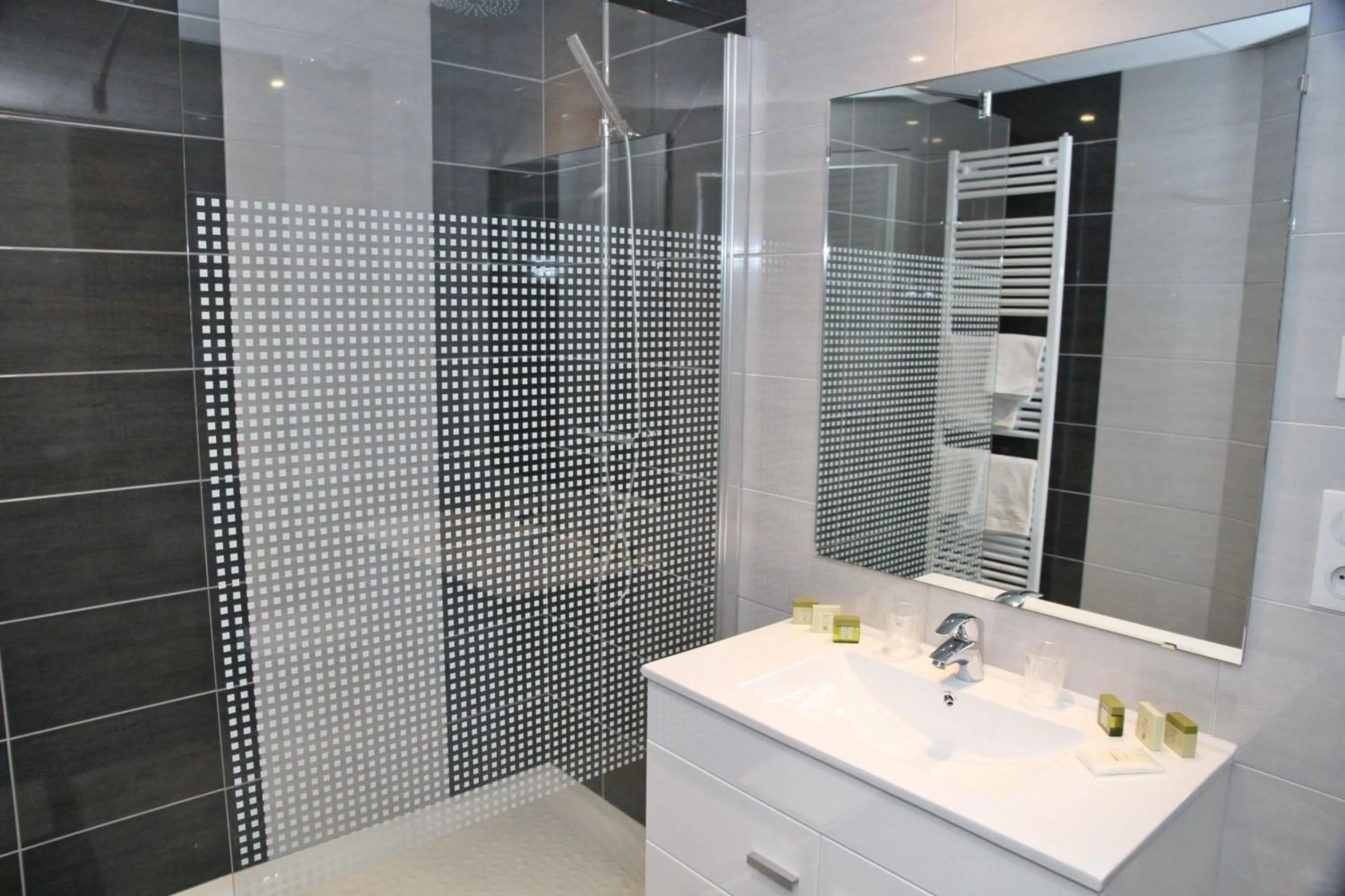 Bathroom in Logis Hôtel Le Central