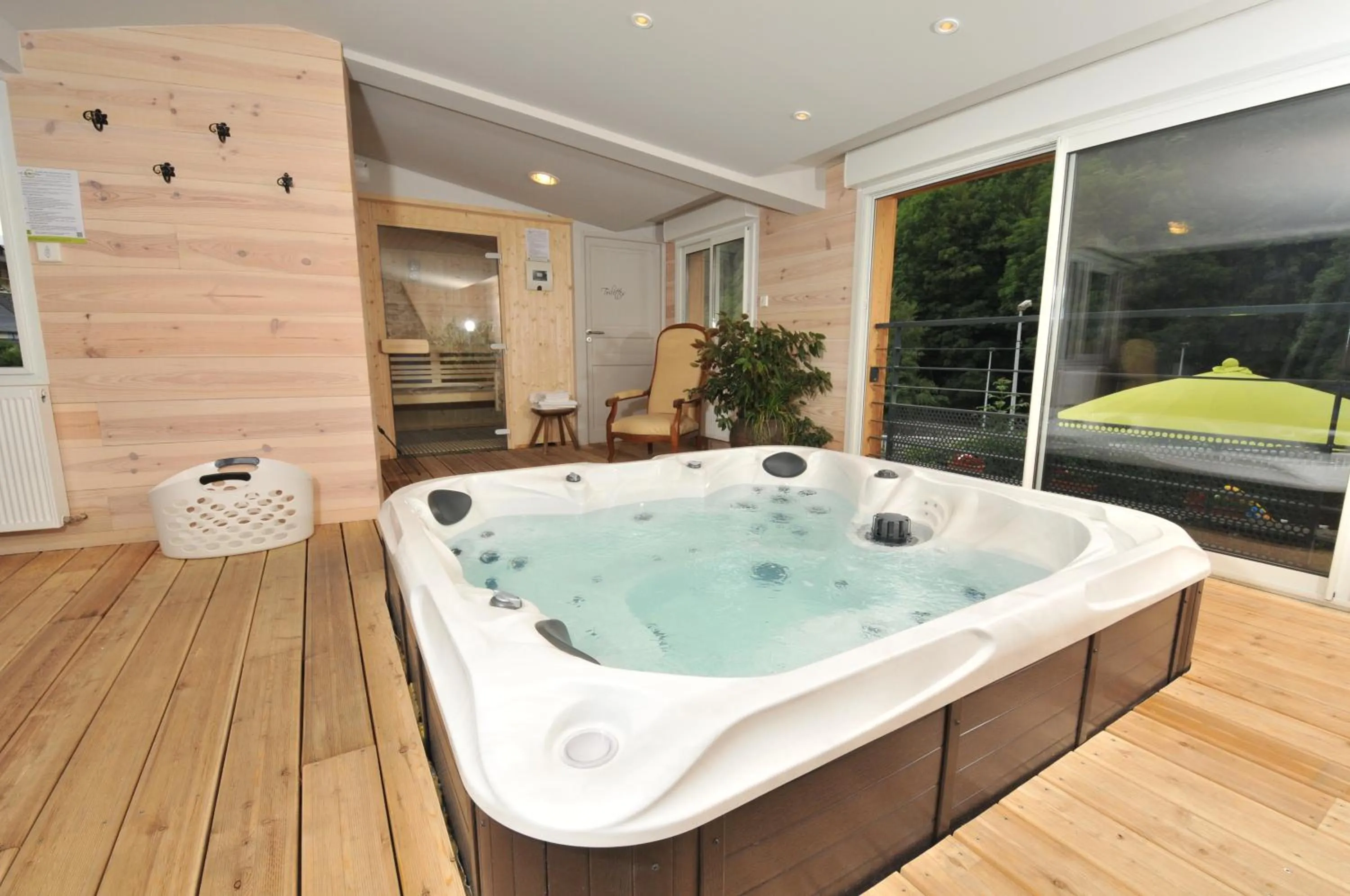 Spa and wellness centre/facilities in Logis Hôtel Le Central