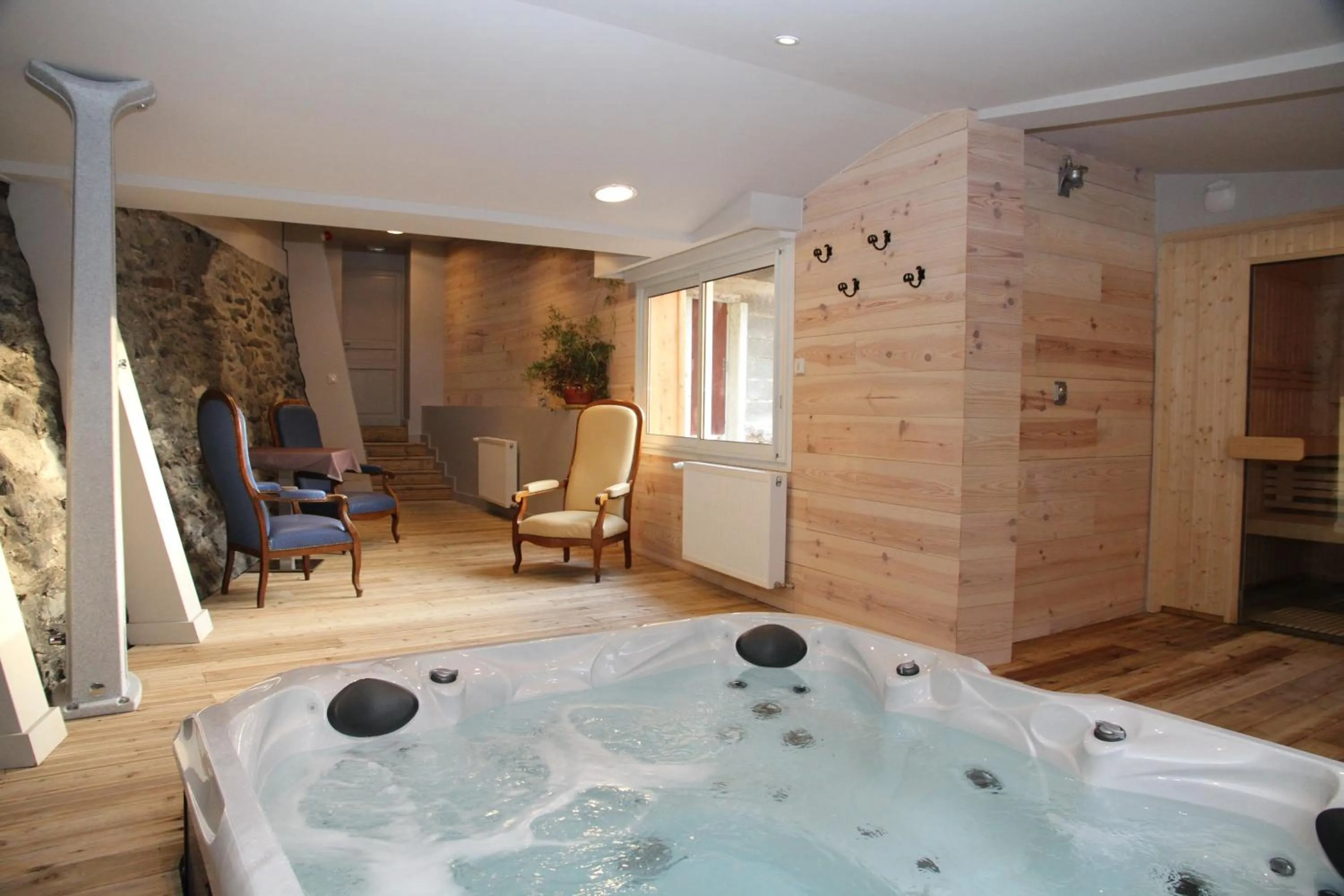 Sauna in Logis Hôtel Le Central