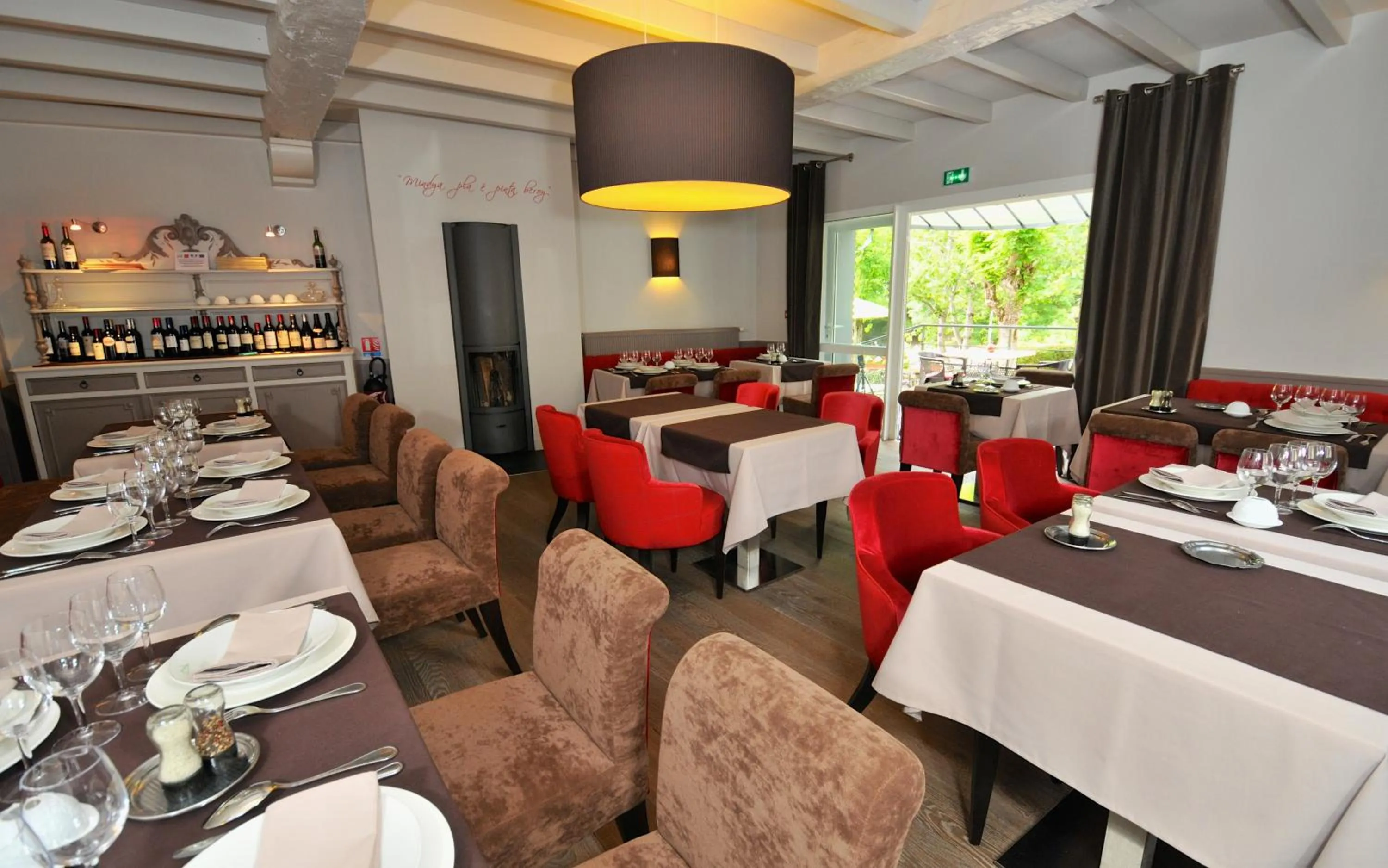 Restaurant/places to eat in Logis Hôtel Le Central