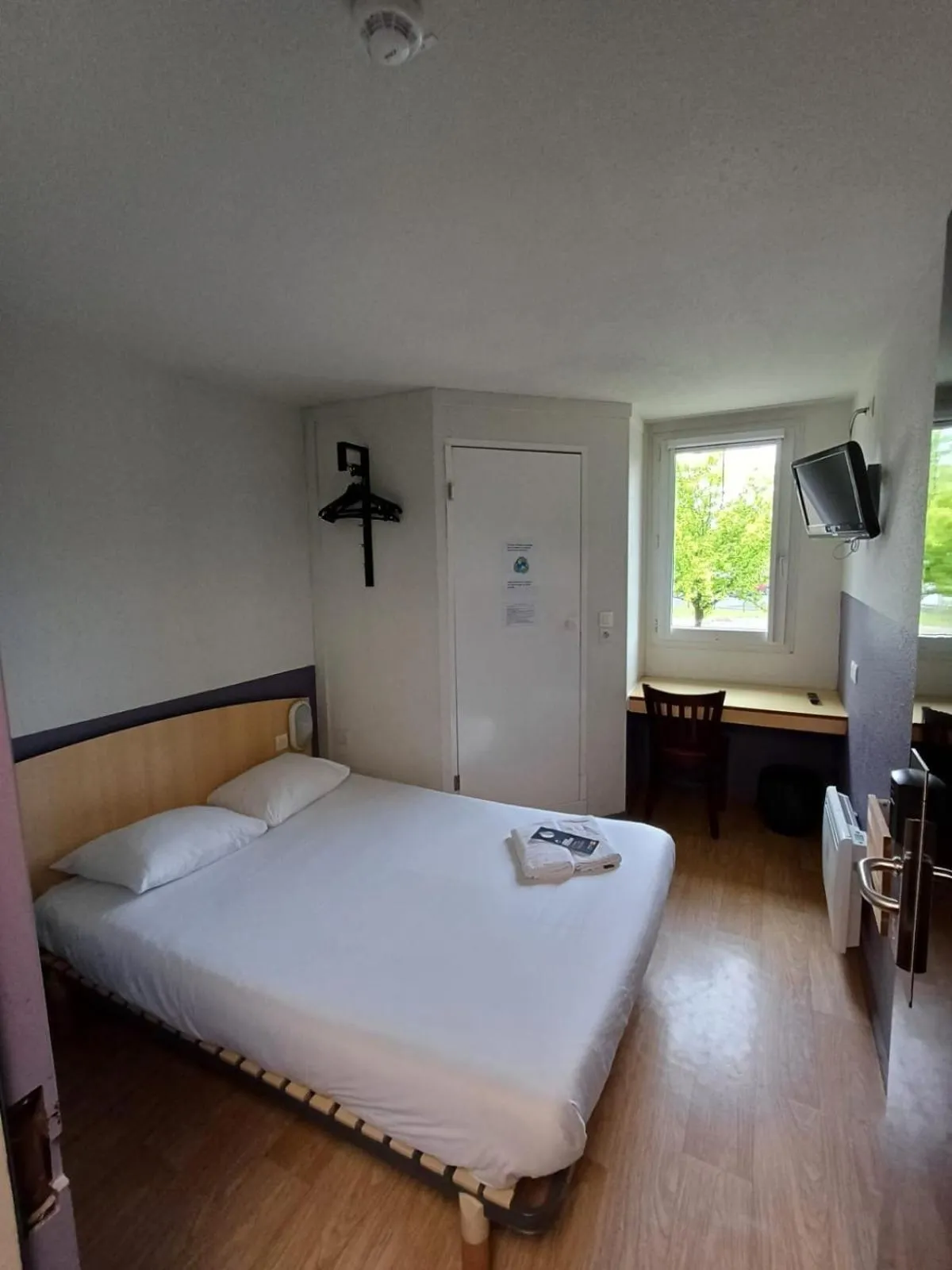 Bedroom, Bed in Premiere Classe Niort Est - Chauray