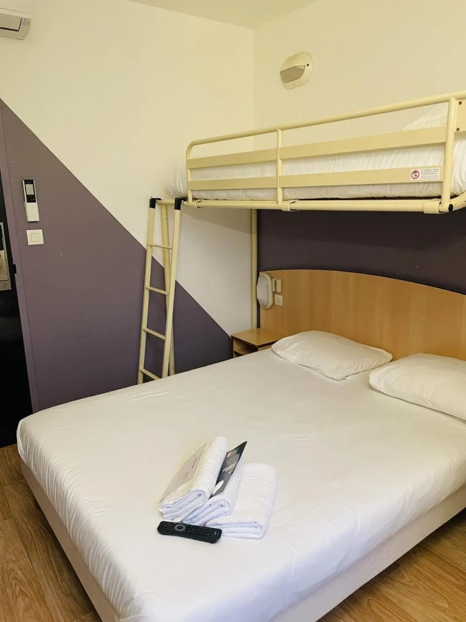 Bedroom, Bed in Premiere Classe Niort Est - Chauray
