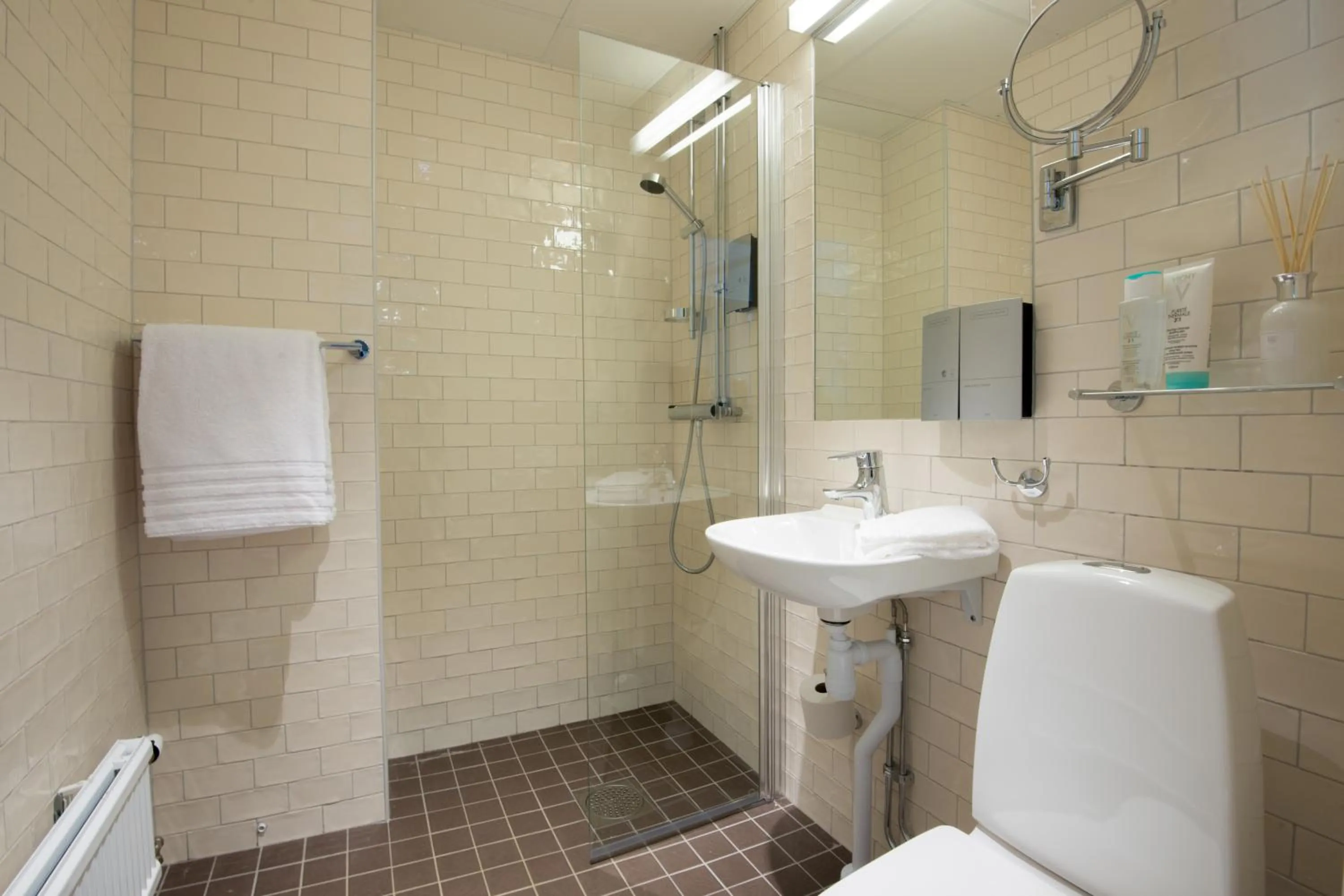 Shower in Best Western Plus Park Airport Hotel