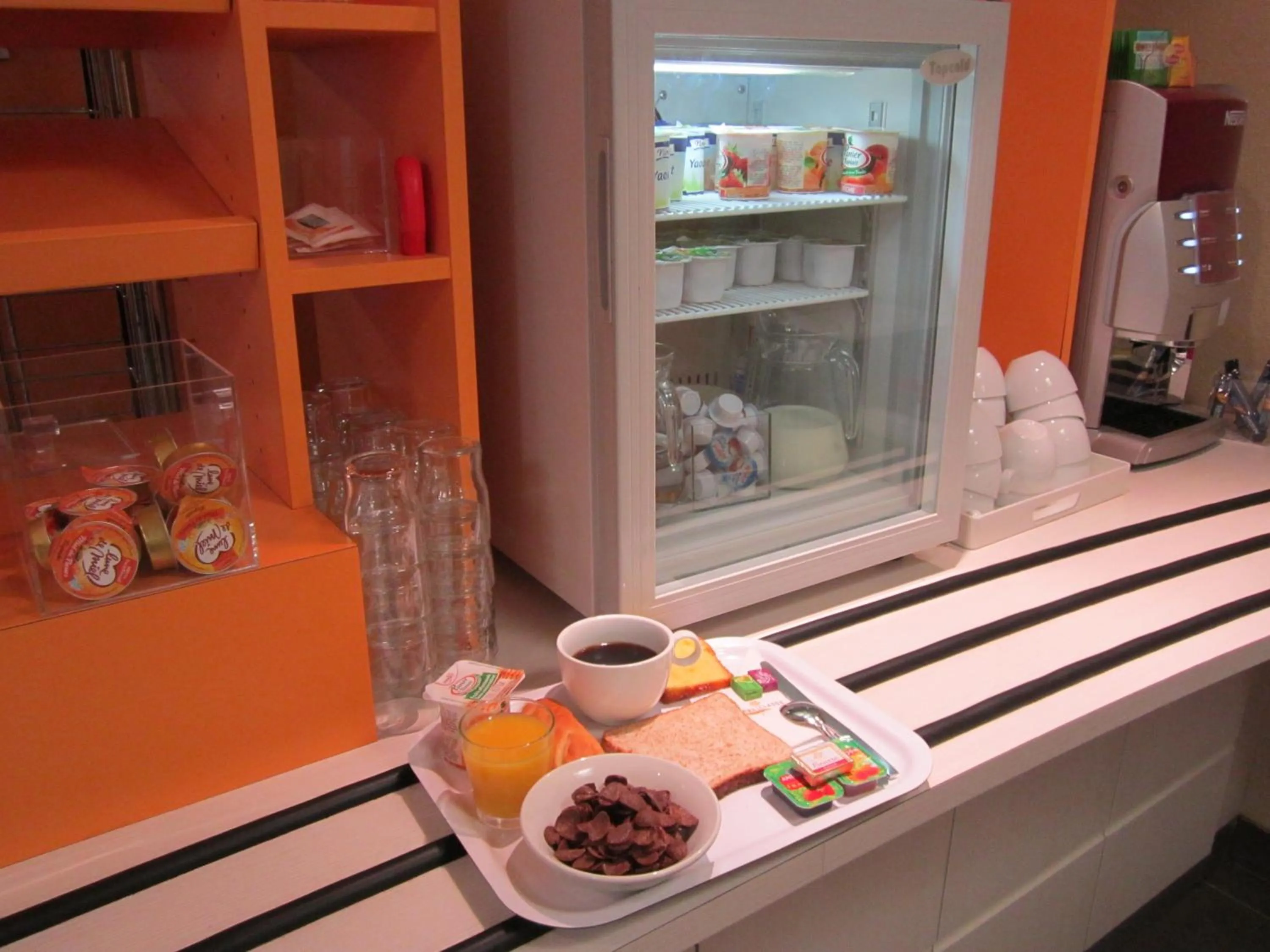 Food and drinks in Premiere Classe Pau Est-Bizanos