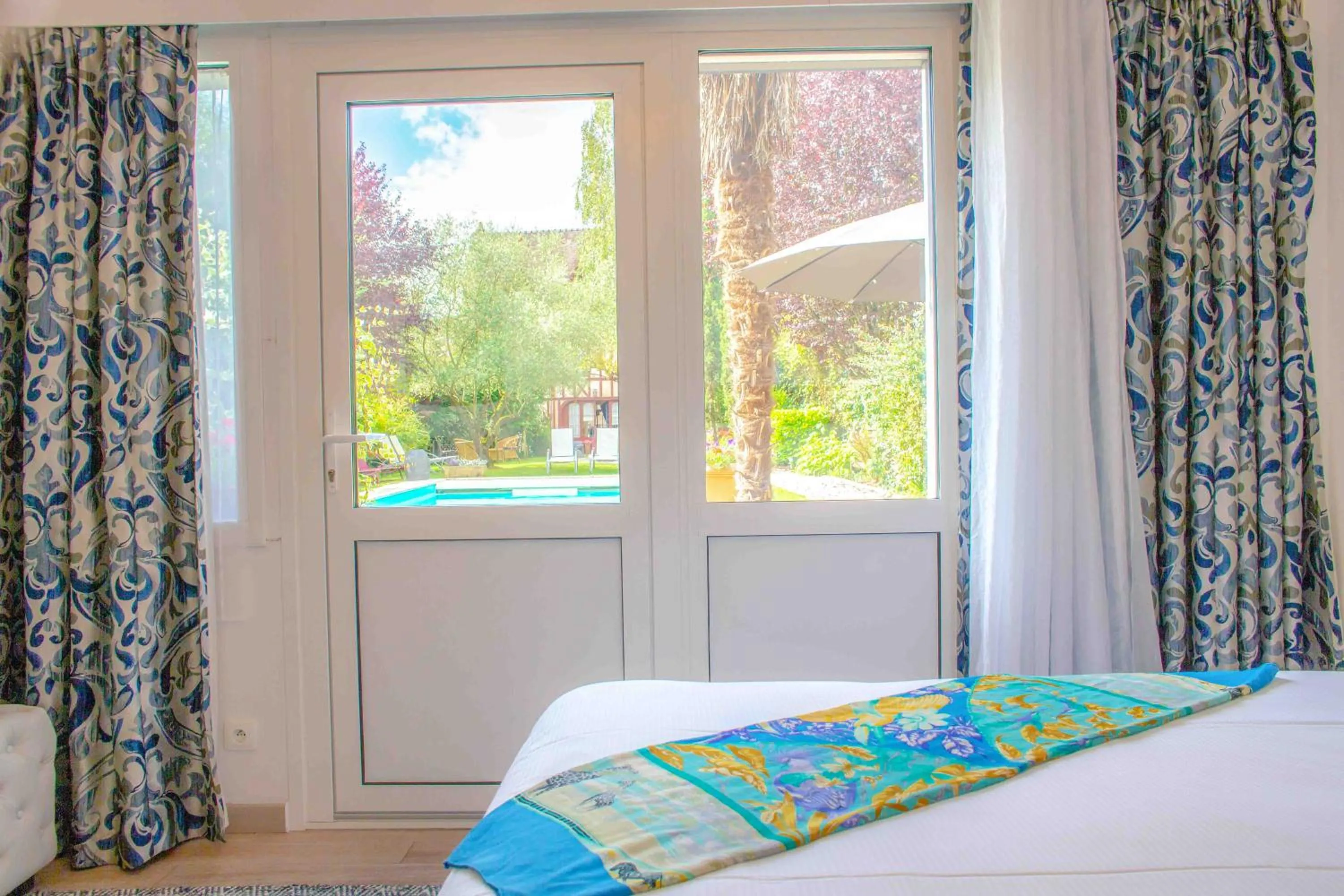 Spring, Bed in Hôtel Spa - Au Charme Rabelaisien