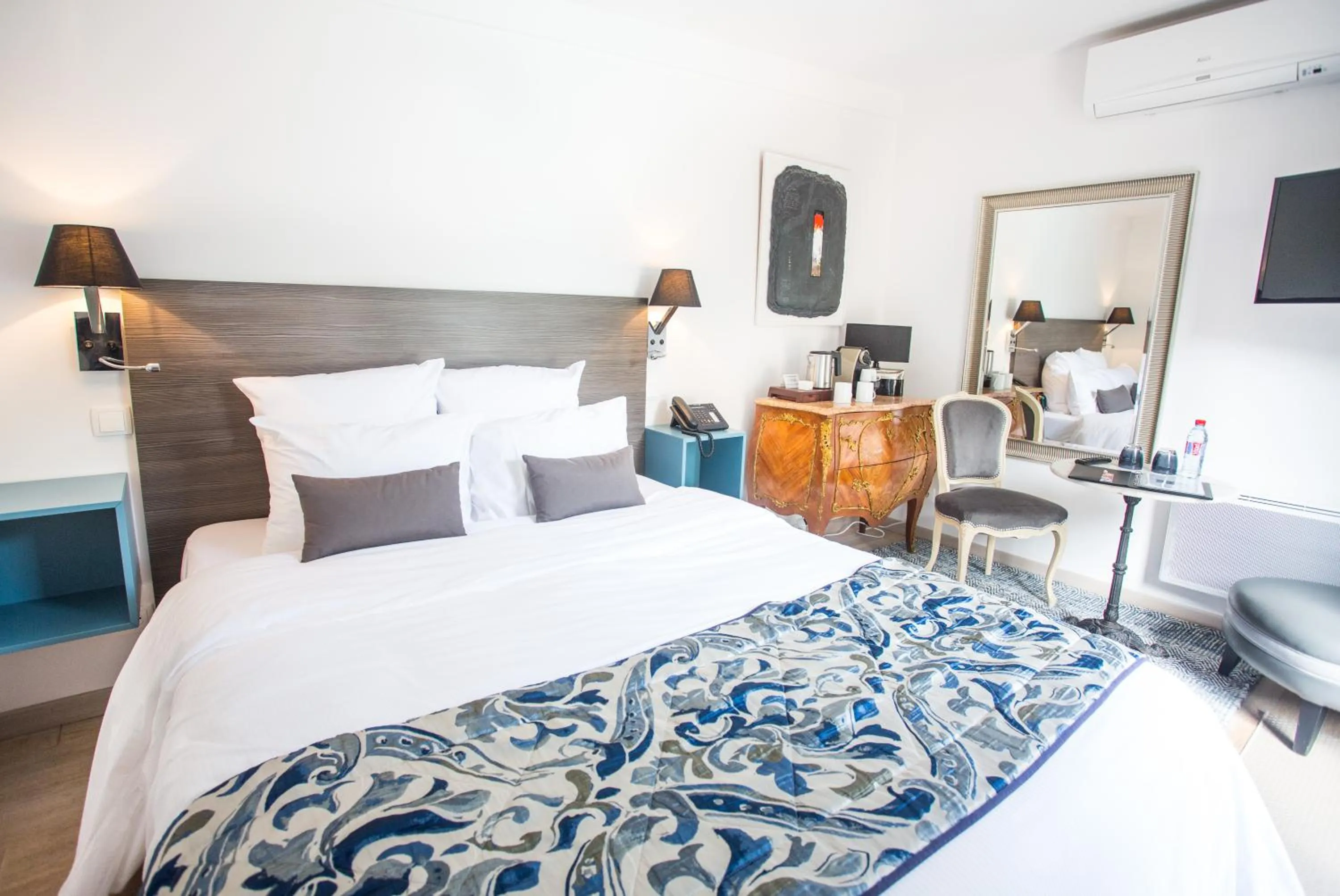 Bedroom, Bed in Hôtel Spa - Au Charme Rabelaisien