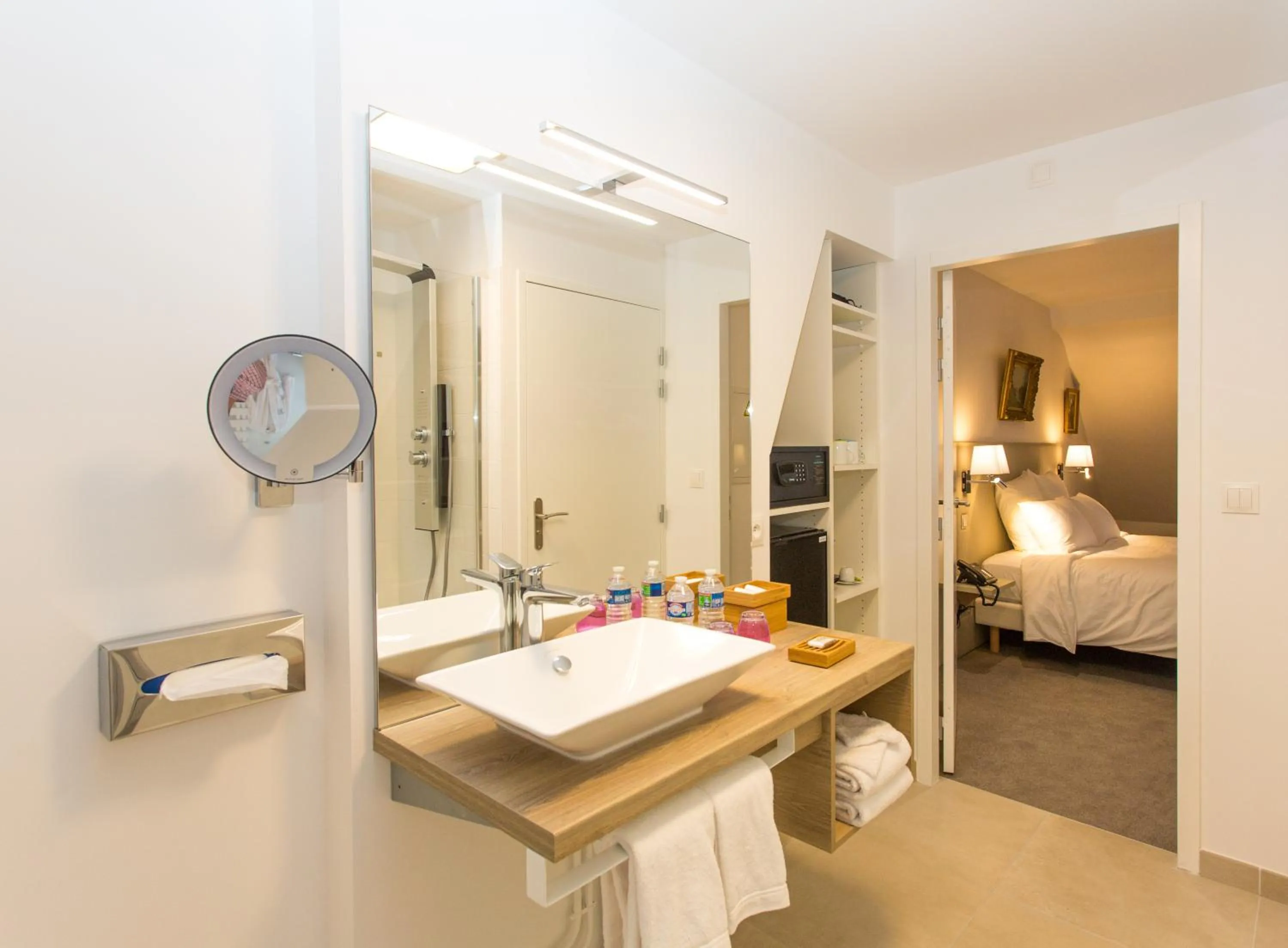 Bathroom, Bed in Hôtel Spa - Au Charme Rabelaisien