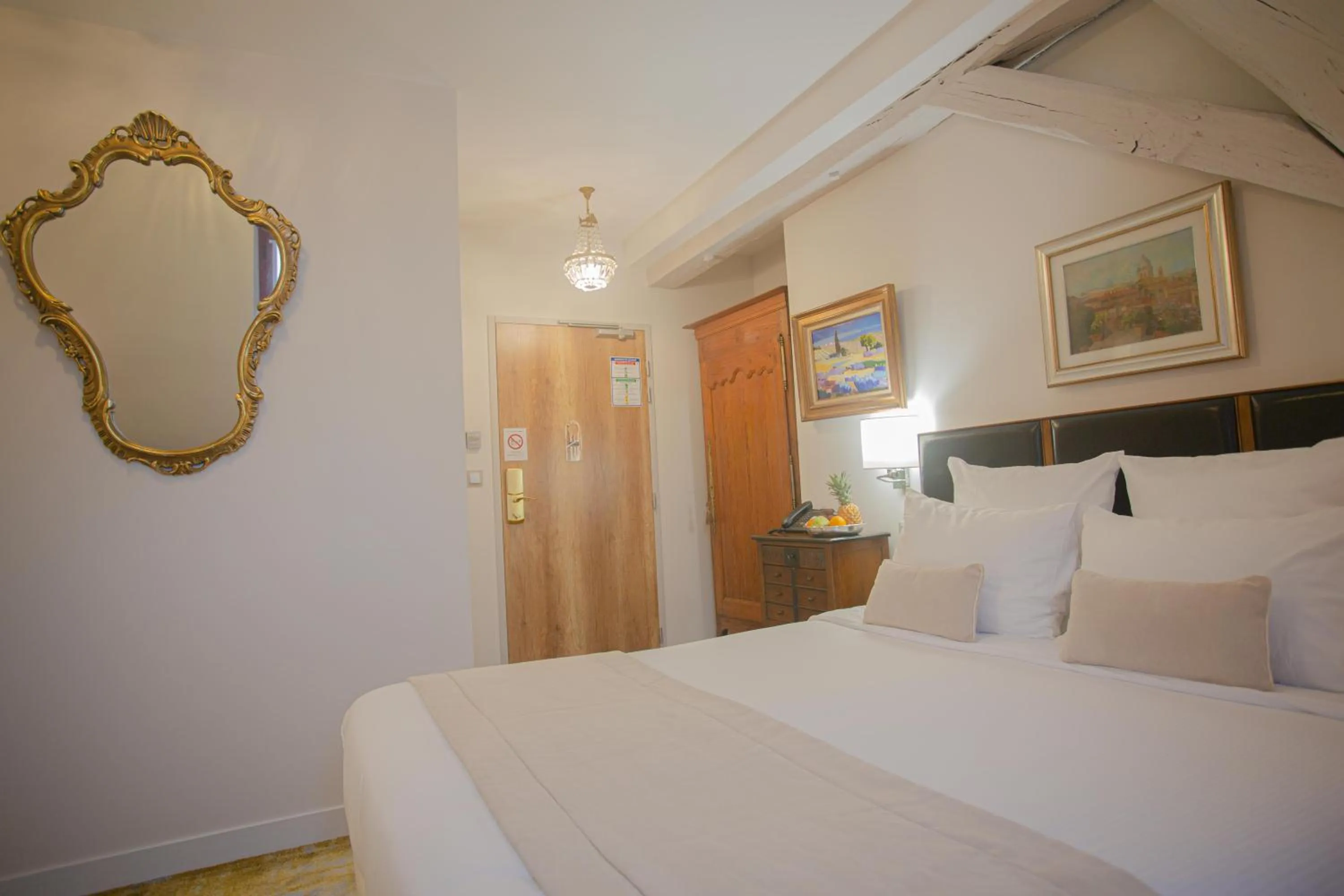 Bed in Hôtel Spa - Au Charme Rabelaisien