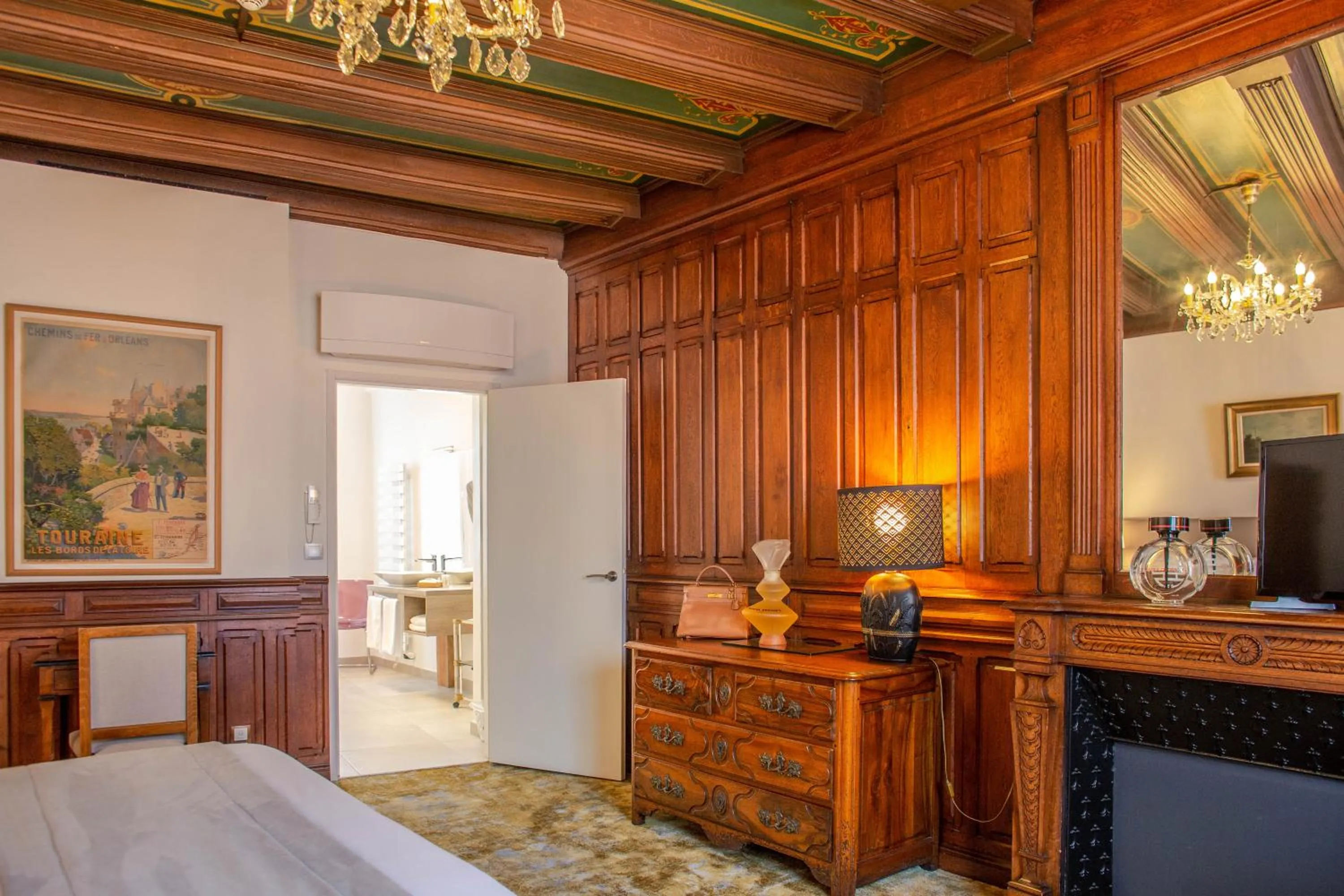 Photo of the whole room, Bed in Hôtel Spa - Au Charme Rabelaisien