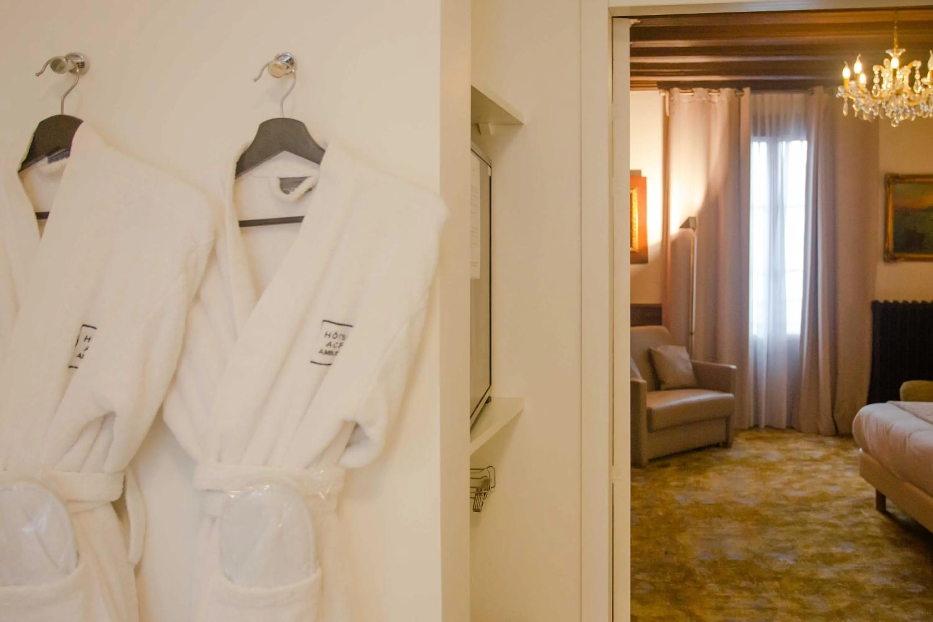 towels, Bed in Hôtel Spa - Au Charme Rabelaisien