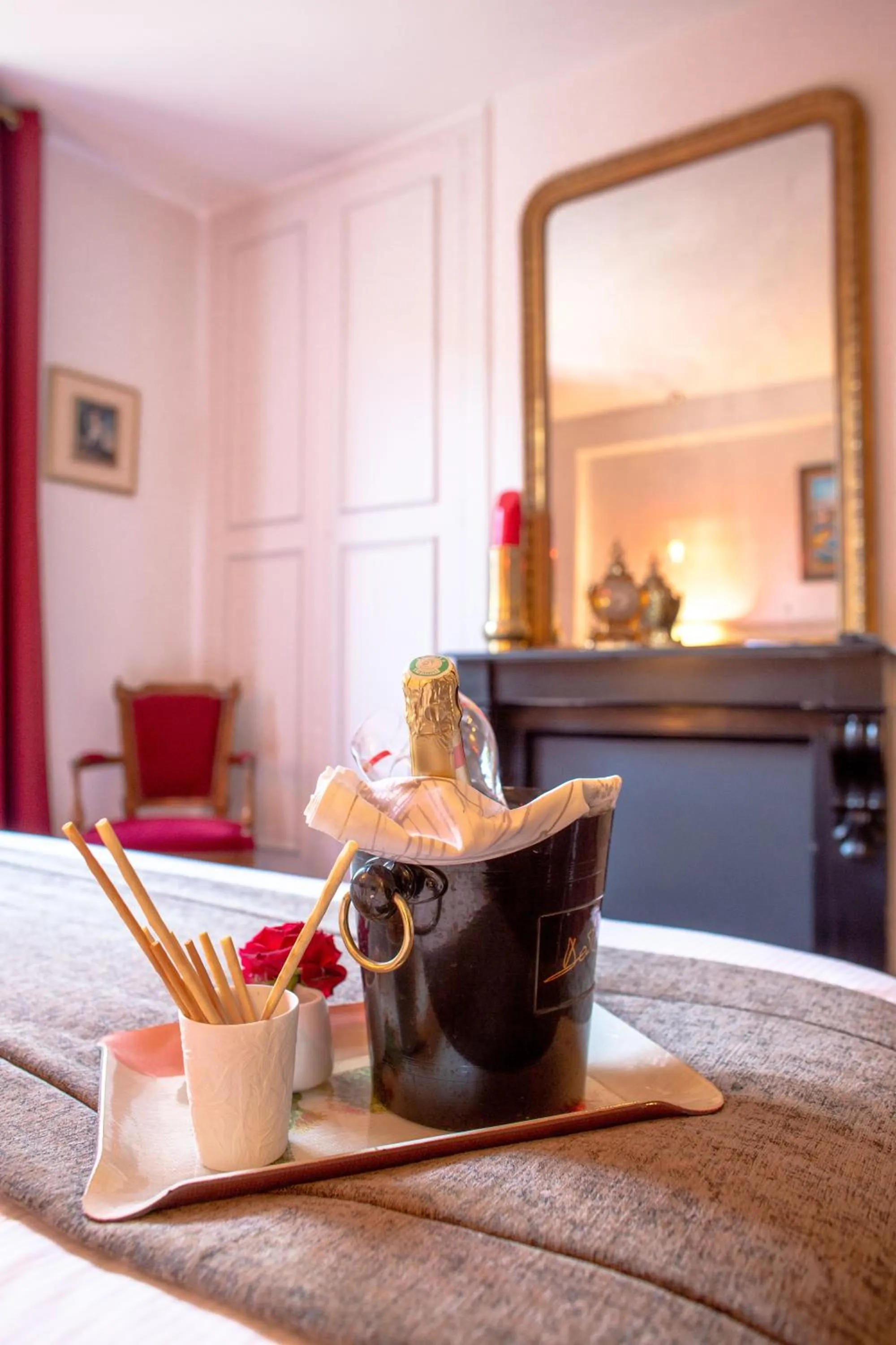 Photo of the whole room, Bed in Hôtel Spa - Au Charme Rabelaisien