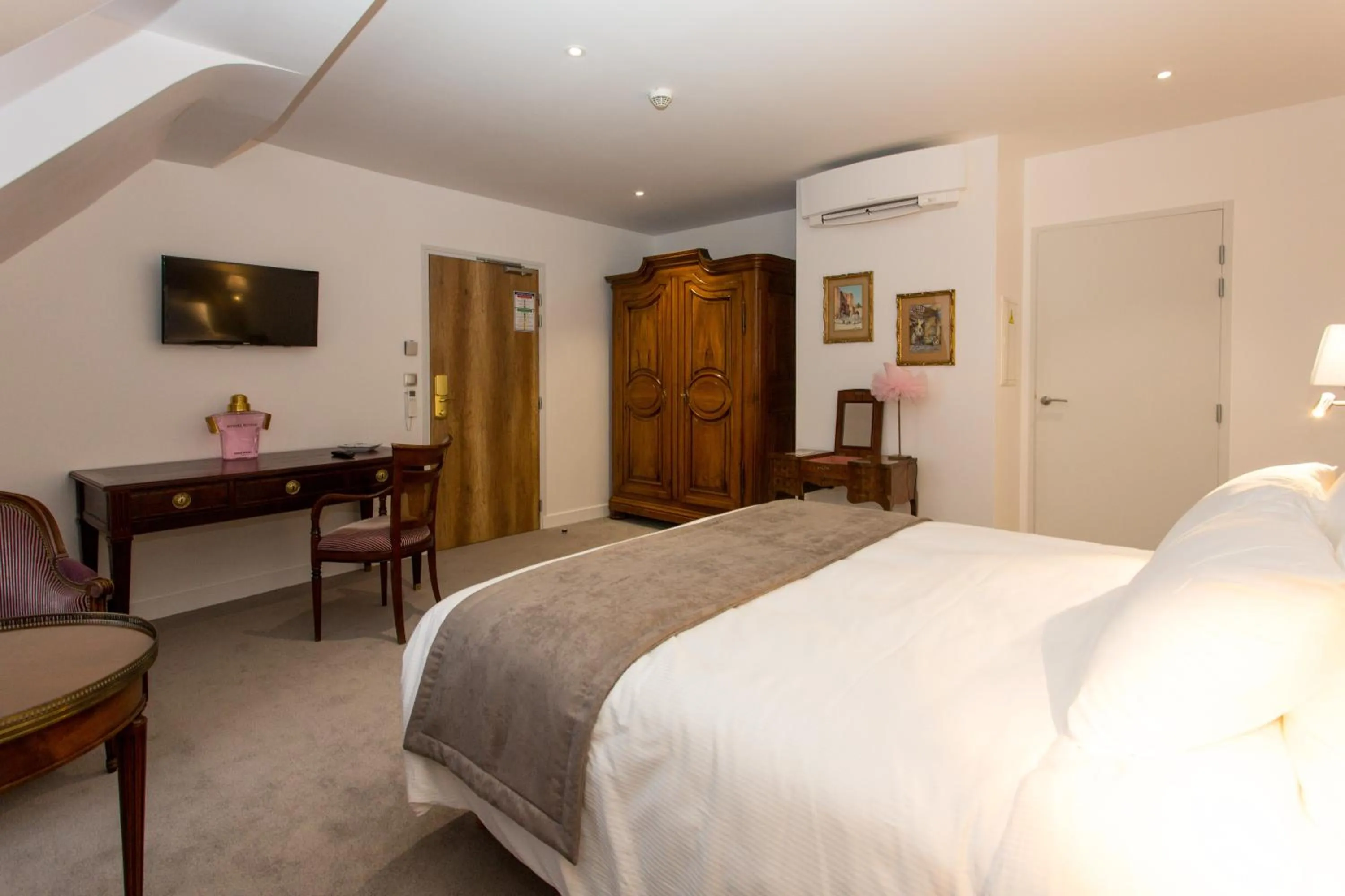 Bedroom, Bed in Hôtel Spa - Au Charme Rabelaisien